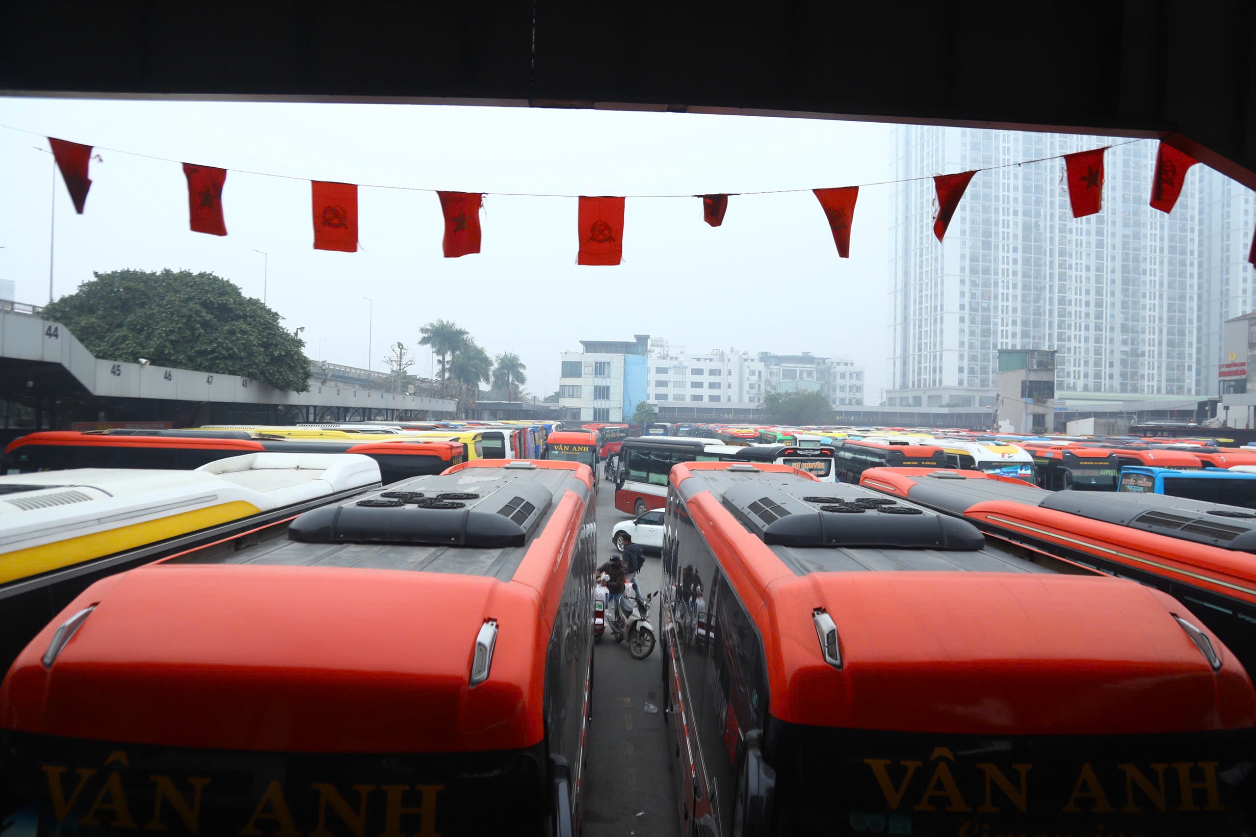 Cao điểm Tết cận kề, c&aacute;c bến xe Thủ đ&ocirc; tăng cường h&agrave;ng ngh&igrave;n lượt xe- Ảnh 2.