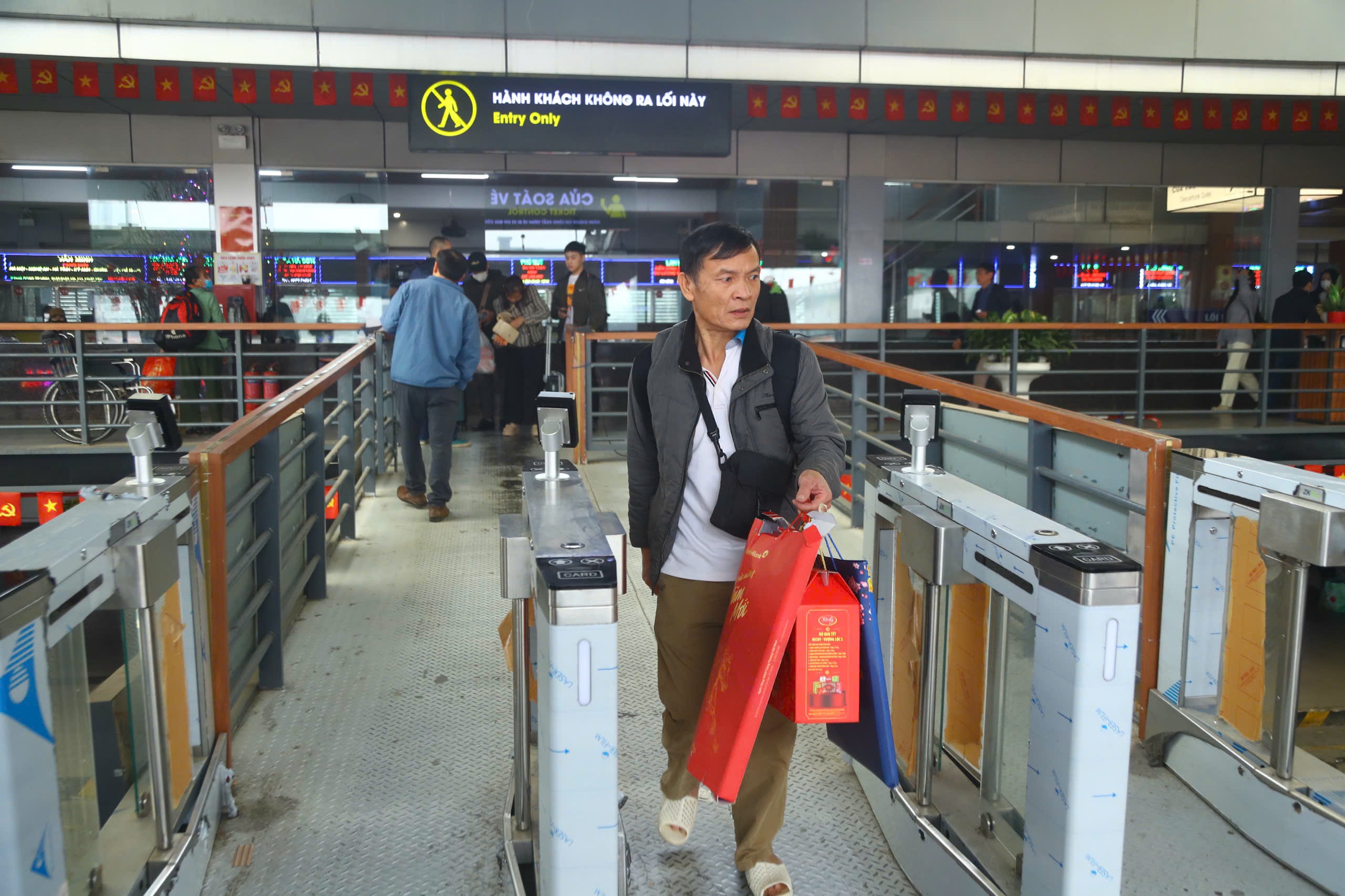 Cao điểm Tết cận kề, c&aacute;c bến xe Thủ đ&ocirc; tăng cường h&agrave;ng ngh&igrave;n lượt xe- Ảnh 4.