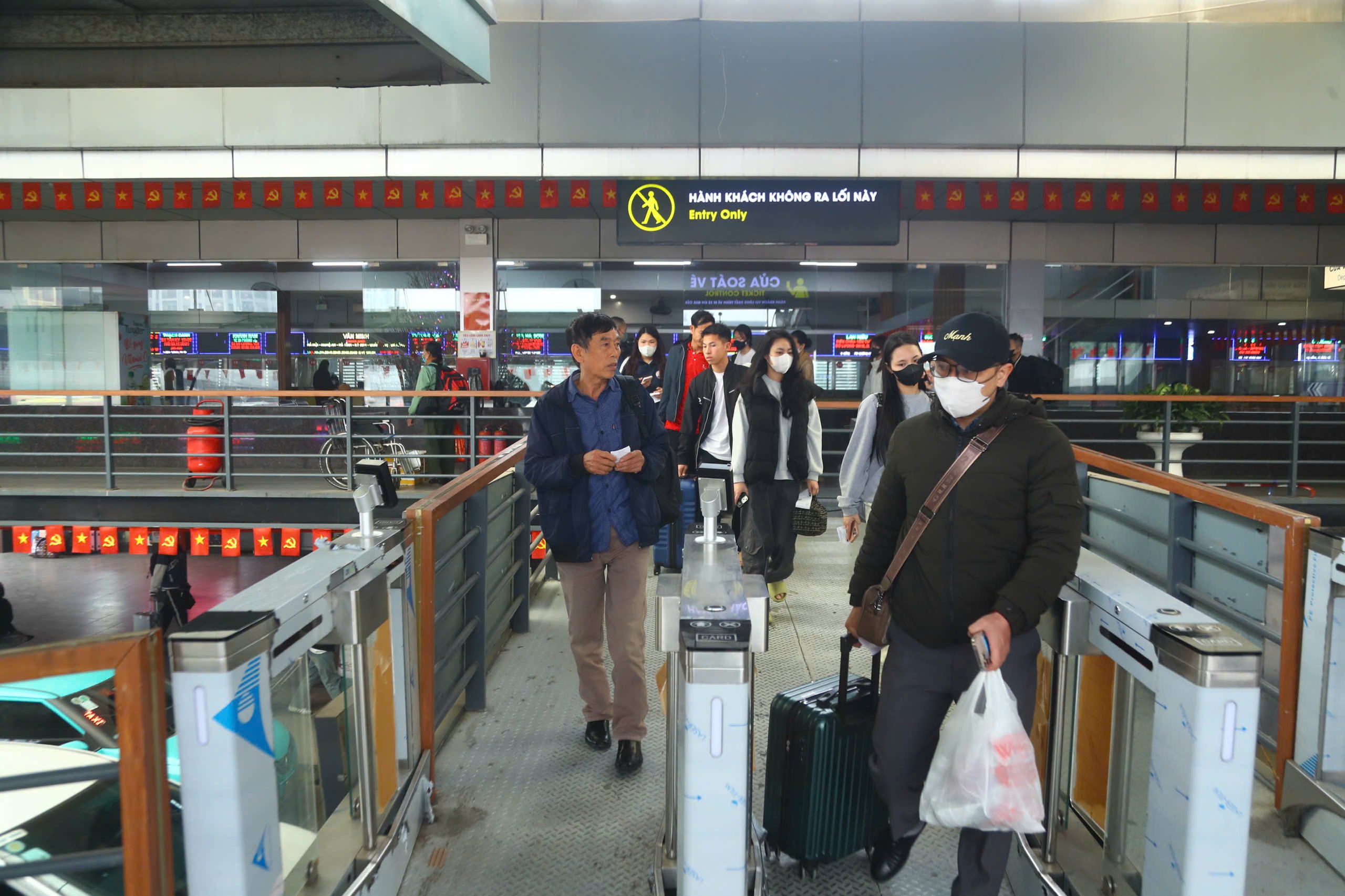 Cao điểm Tết cận kề, c&aacute;c bến xe Thủ đ&ocirc; tăng cường h&agrave;ng ngh&igrave;n lượt xe- Ảnh 3.