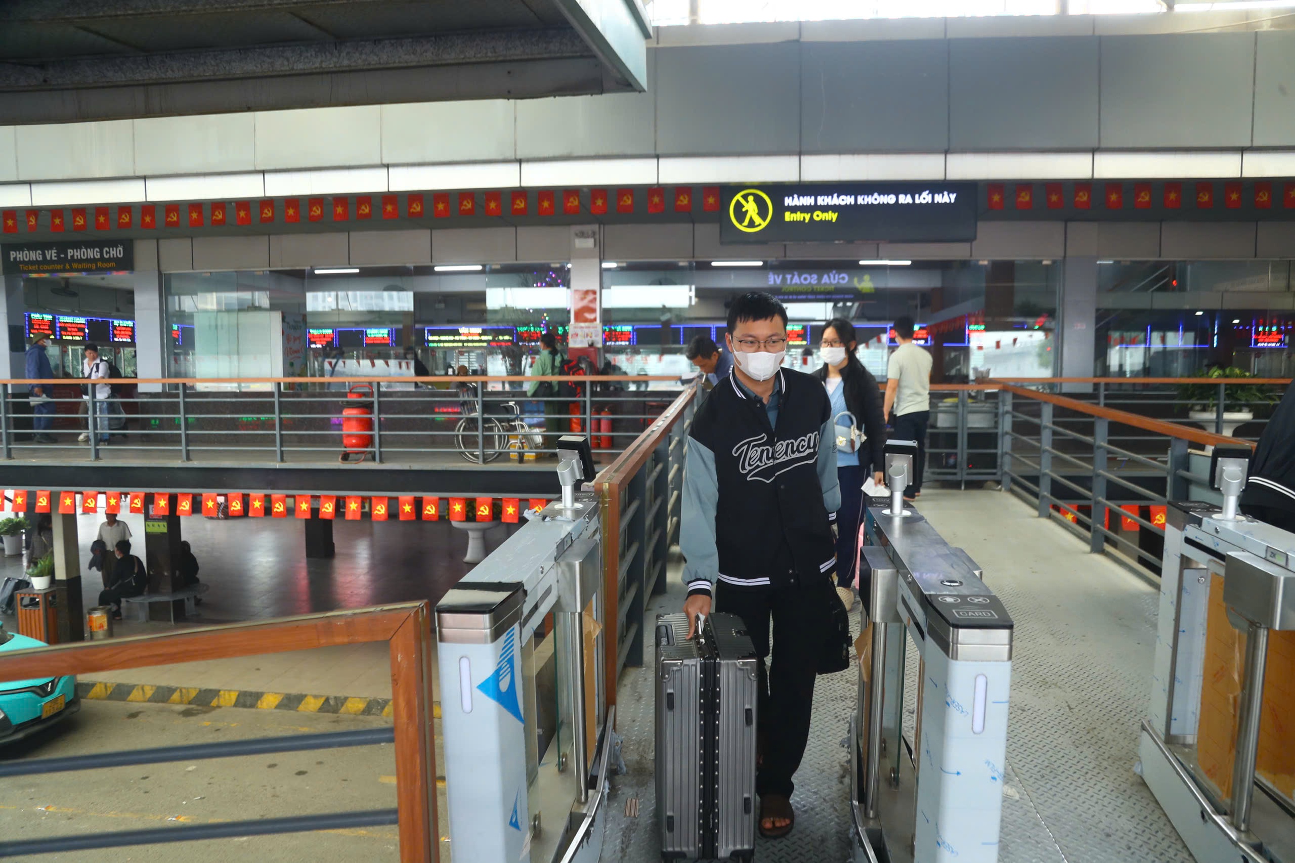 Cao điểm Tết cận kề, c&aacute;c bến xe Thủ đ&ocirc; tăng cường h&agrave;ng ngh&igrave;n lượt xe- Ảnh 5.