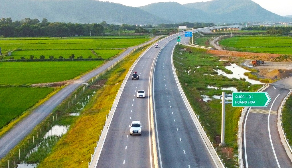 Khẩn trương khắc phục hư hỏng thuộc trách nhiệm bảo hành trên cao tốc Bắc - Nam- Ảnh 1. Khẩn trương khắc phục hư hỏng thuộc trách nhiệm bảo hành trên cao tốc Bắc - Nam- Ảnh 1.