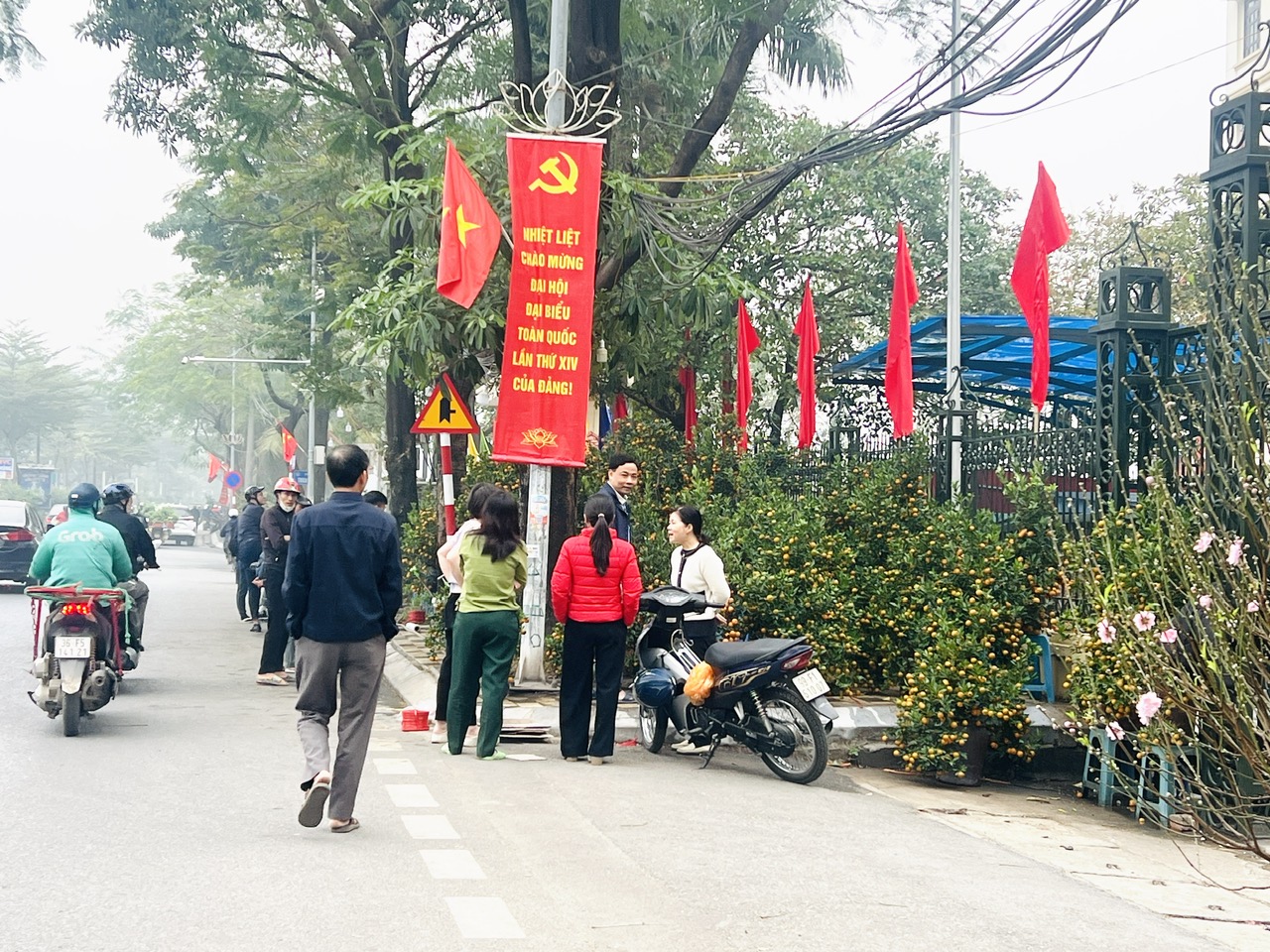Vỉa h&egrave; H&agrave; Nội chật chội m&ugrave;a hoa Tết- Ảnh 1.