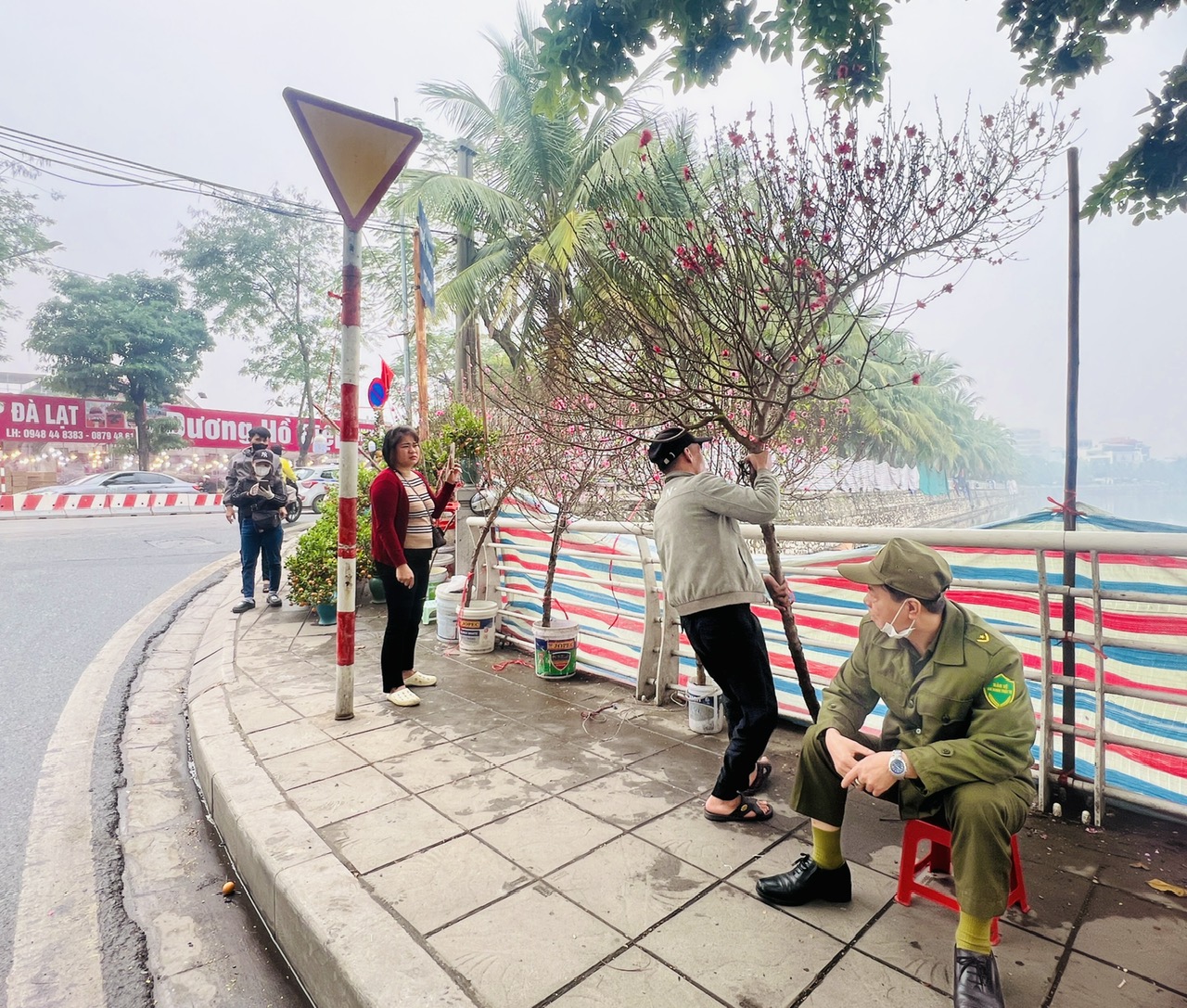 Vỉa h&egrave; H&agrave; Nội chật chội m&ugrave;a hoa Tết- Ảnh 9.