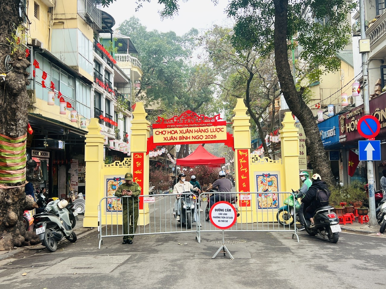 Vỉa h&egrave; H&agrave; Nội chật chội m&ugrave;a hoa Tết- Ảnh 11.