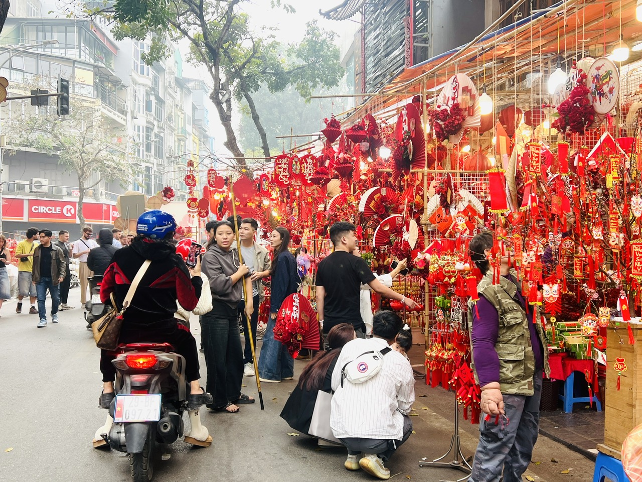 Vỉa h&egrave; H&agrave; Nội chật chội m&ugrave;a hoa Tết- Ảnh 15.