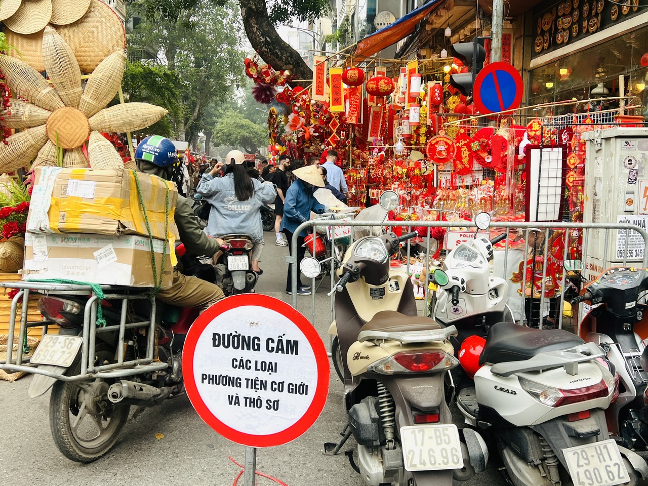 Vỉa h&egrave; H&agrave; Nội chật chội m&ugrave;a hoa Tết- Ảnh 14.