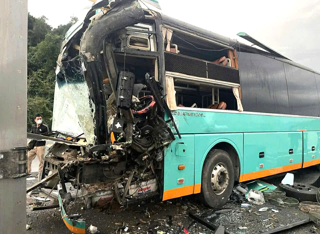 Tai nạn liên hoàn trên cao tốc Vân Phong - Nha Trang, tài xế kẹt trong cabin- Ảnh 1. Tai nạn liên hoàn trên cao tốc Vân Phong - Nha Trang, tài xế kẹt trong cabin- Ảnh 1.