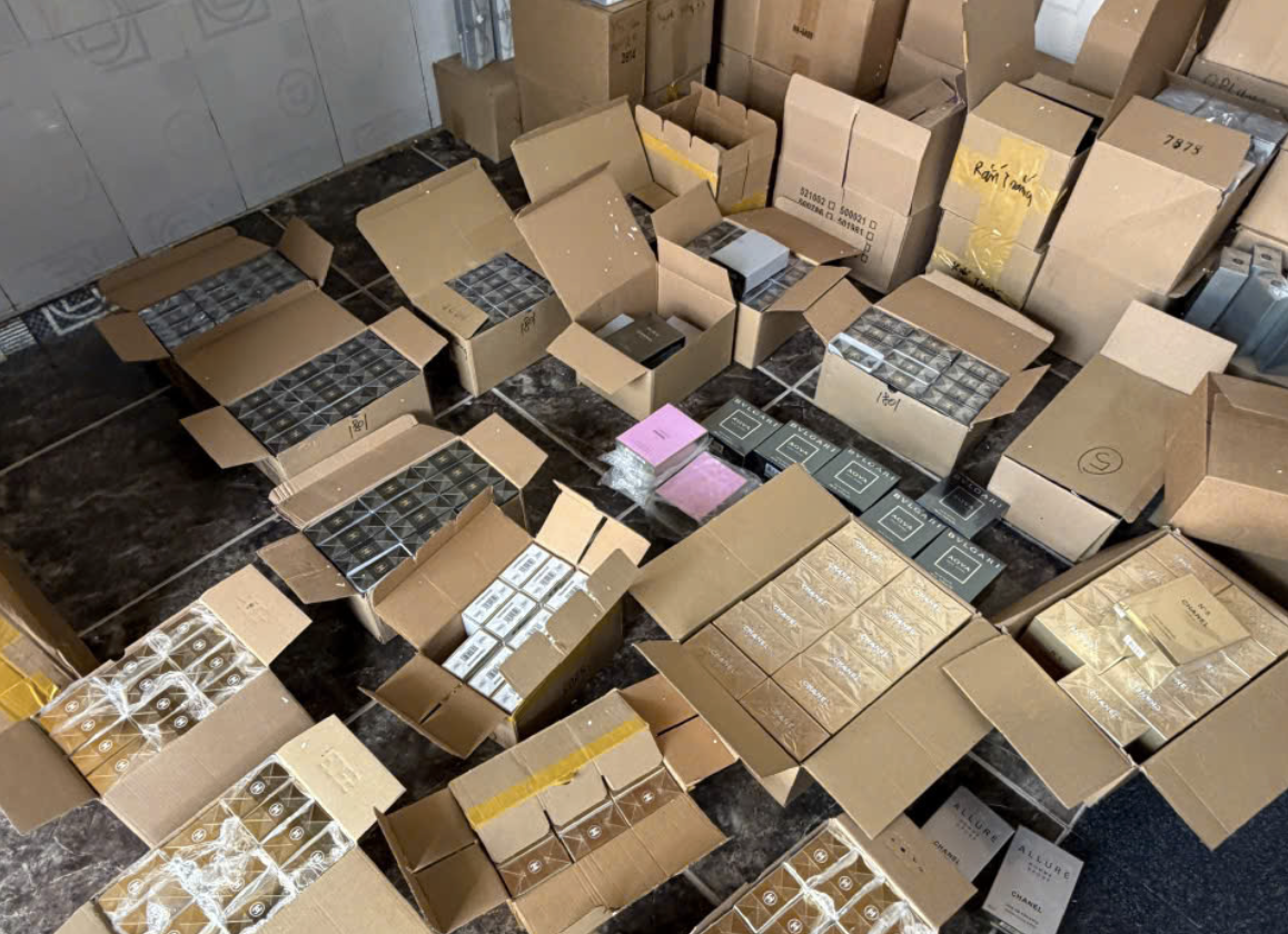Triệt phá đường dây buôn bán nước hoa giả trị giá khoảng 10 tỷ đồng- Ảnh 2. Triệt phá đường dây buôn bán nước hoa giả trị giá khoảng 10 tỷ đồng- Ảnh 2.