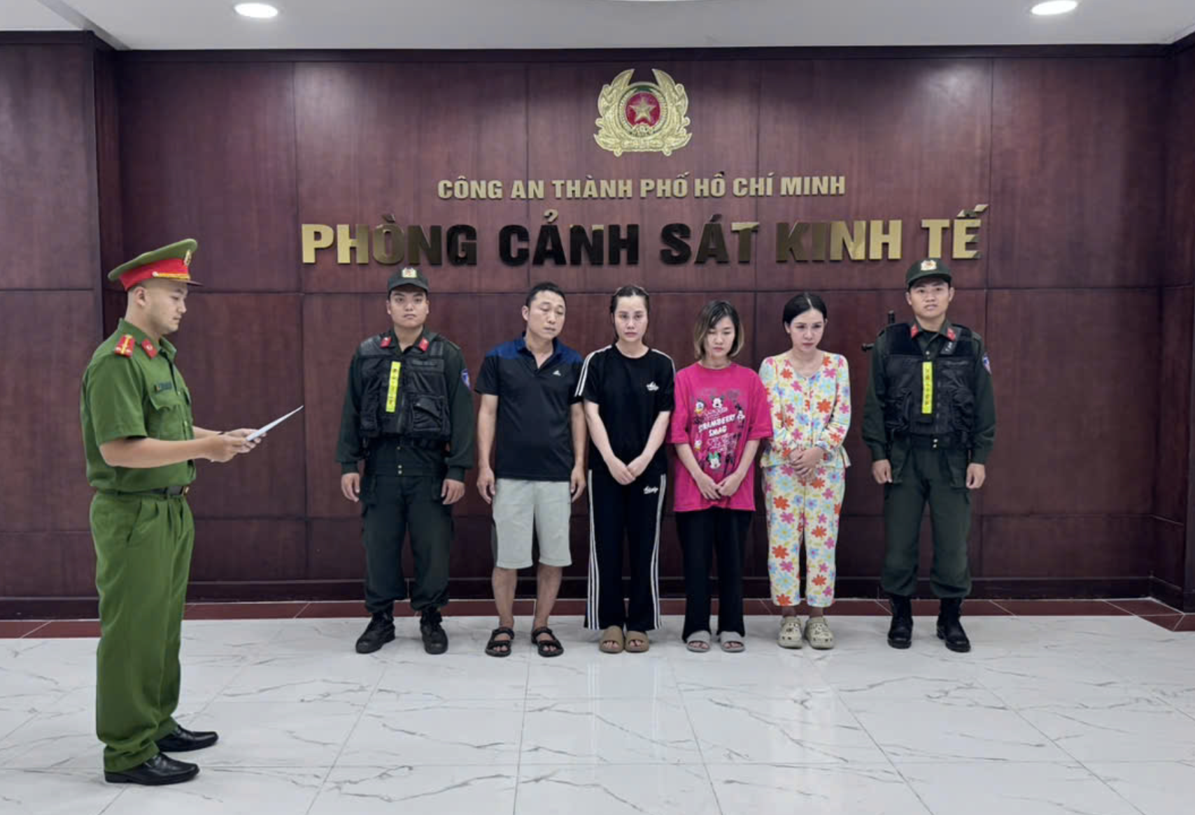 Triệt phá đường dây buôn bán nước hoa giả trị giá khoảng 10 tỷ đồng- Ảnh 1. Triệt phá đường dây buôn bán nước hoa giả trị giá khoảng 10 tỷ đồng- Ảnh 1.