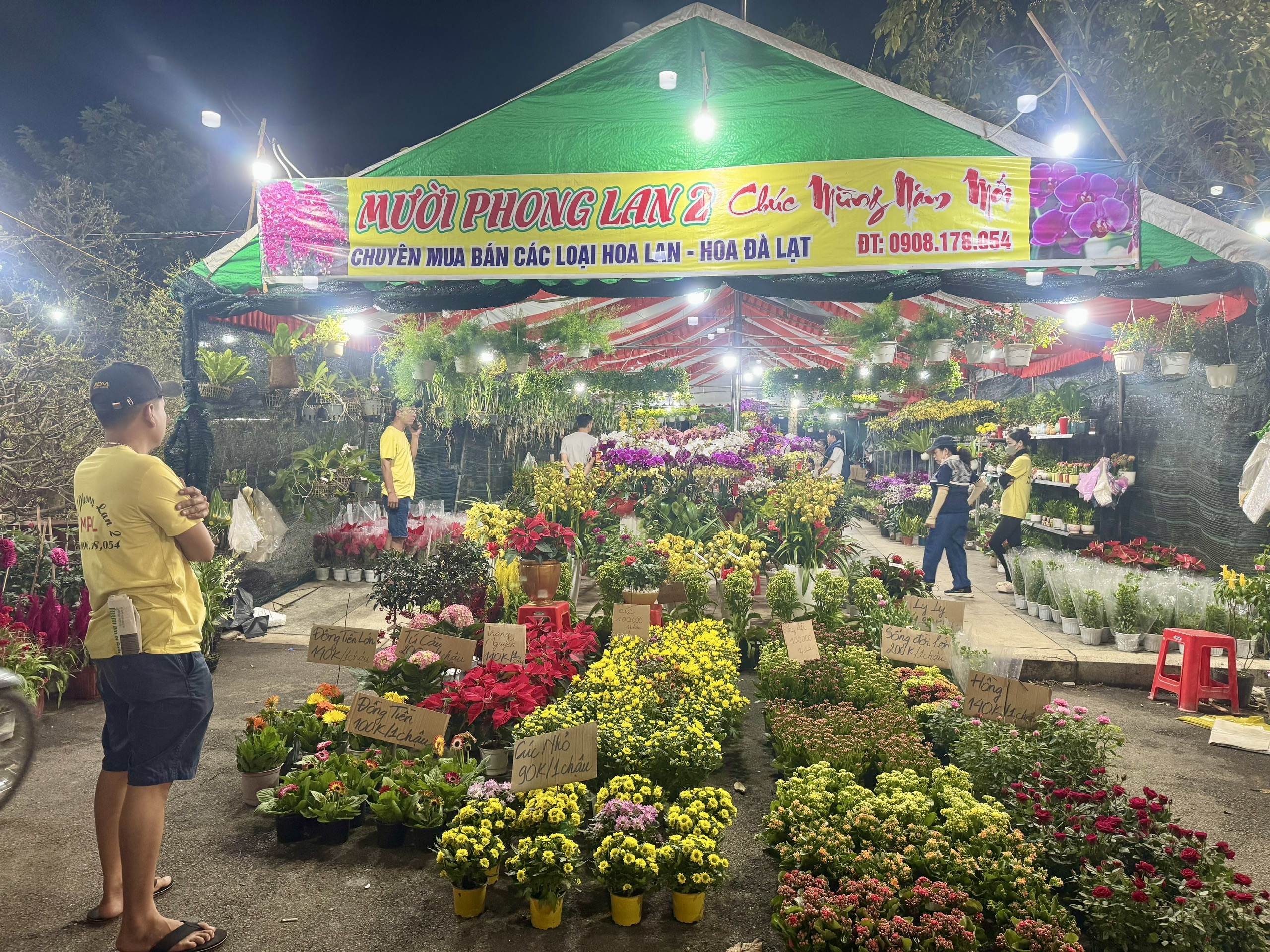 Đồng Nai: Hoa Tết rực rỡ xuống phố, tiểu thương hồi hộp chờ cao điểm mua sắm- Ảnh 12.