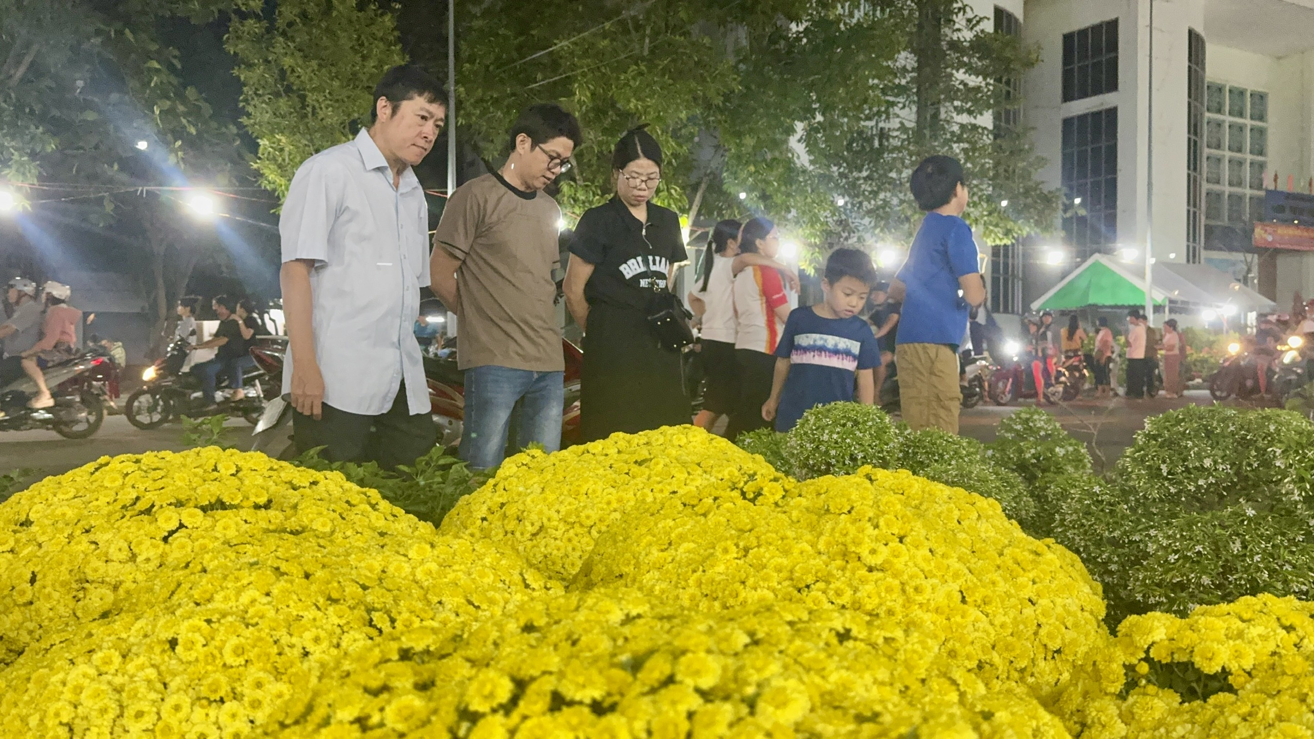 Đồng Nai: Hoa Tết rực rỡ xuống phố, tiểu thương hồi hộp chờ cao điểm mua sắm- Ảnh 13.