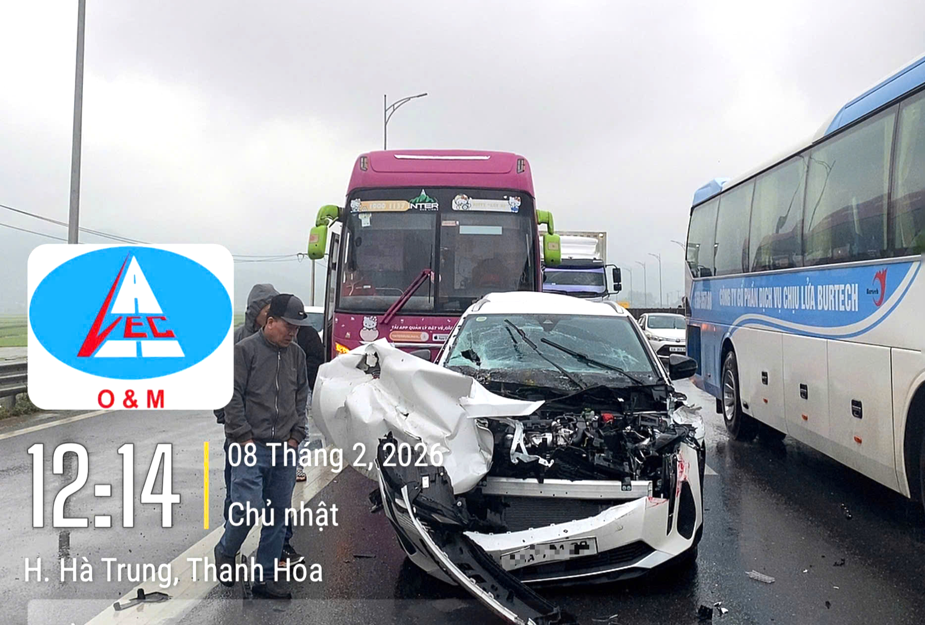 Hai vụ tai nạn li&ecirc;n tiếp, cao tốc qua Thanh H&oacute;a bị &aacute;ch tắc nhiều giờ- Ảnh 1.