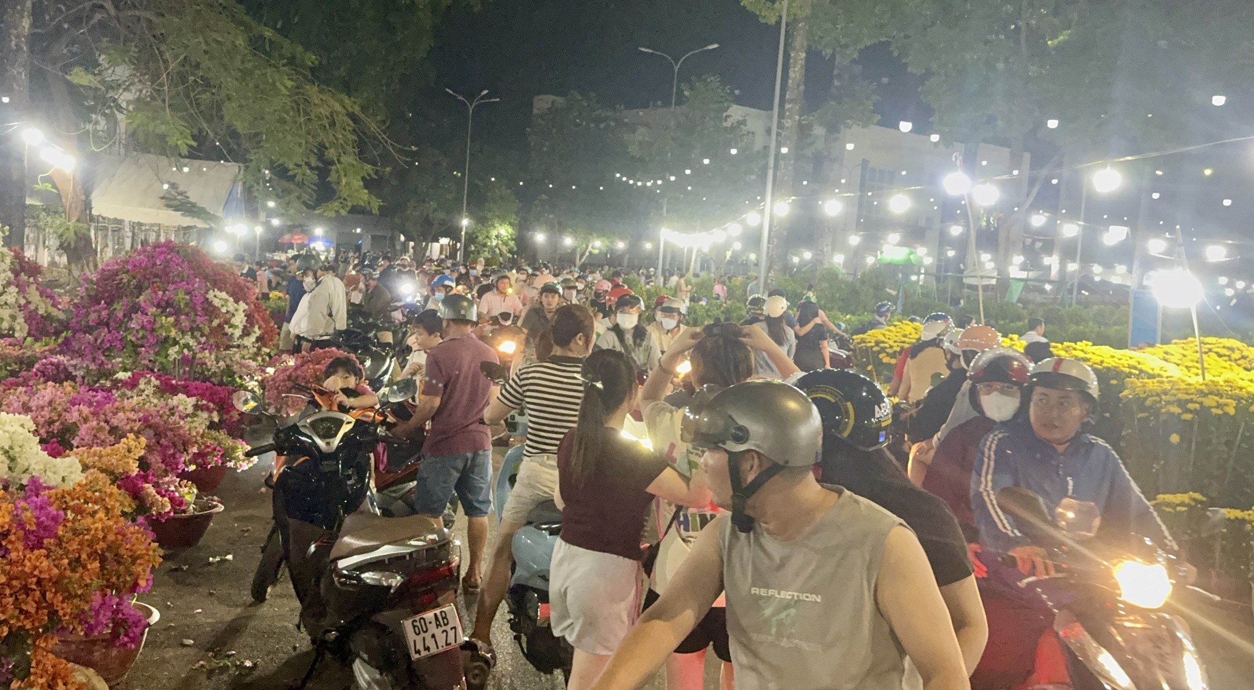 Đồng Nai: Hoa Tết rực rỡ xuống phố, tiểu thương hồi hộp chờ cao điểm mua sắm- Ảnh 1.