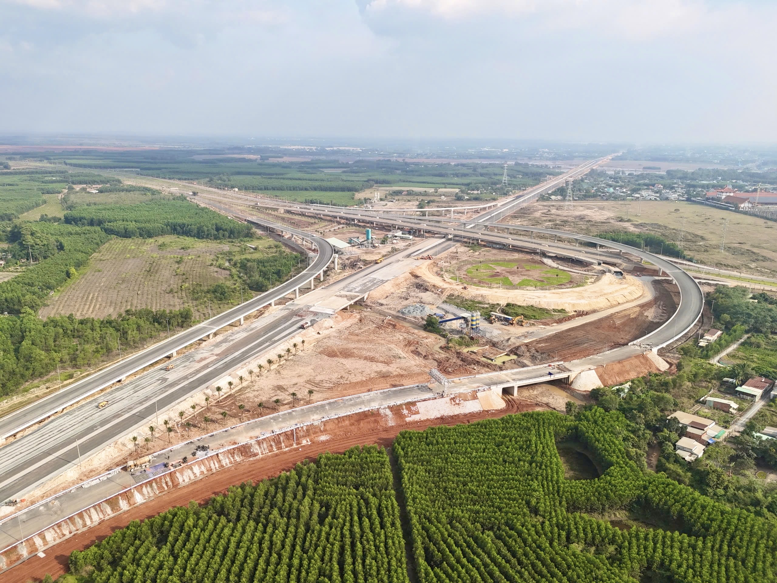 Bốn n&uacute;t giao lớn ho&agrave;n thiện, cao tốc Bi&ecirc;n H&ograve;a - Vũng T&agrave;u sẵn s&agrave;ng đ&oacute;n d&ograve;ng xe du Xu&acirc;n- Ảnh 4.