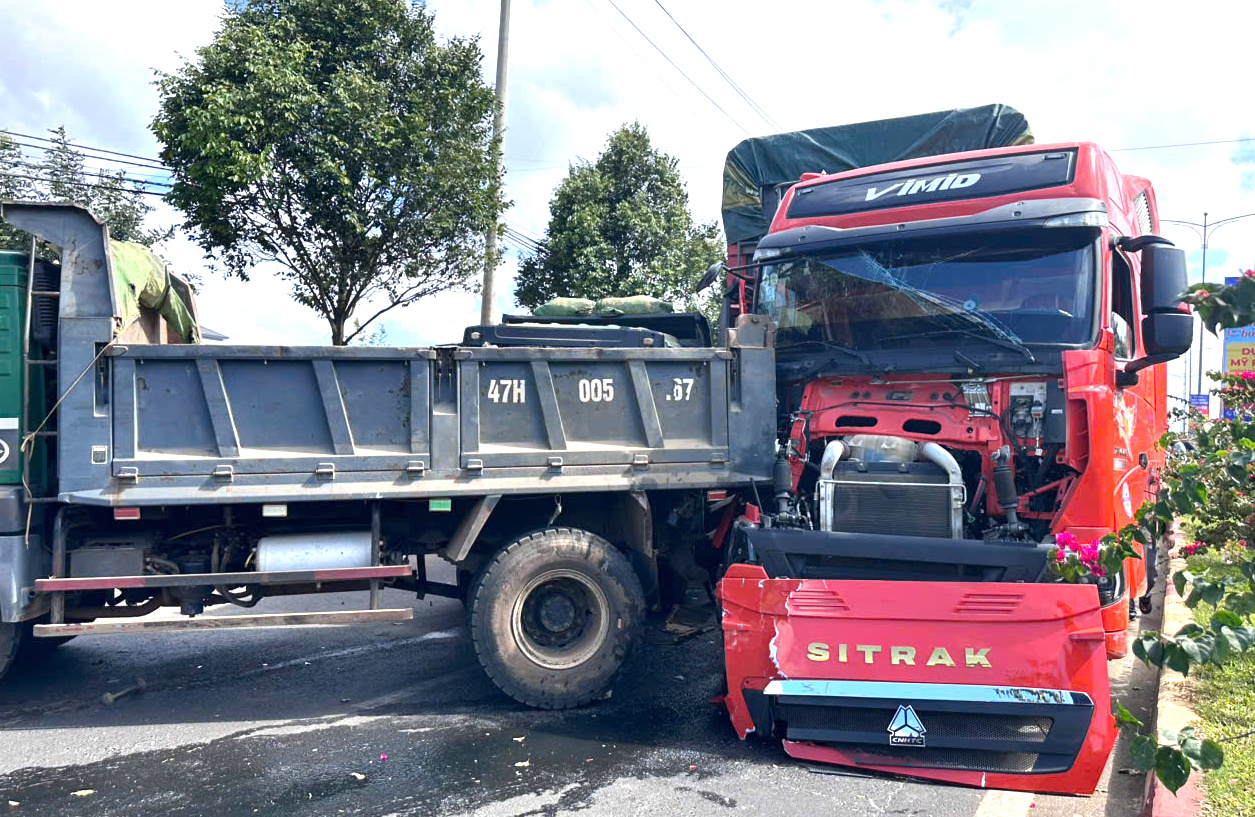 Đắk Lắk: Tai nạn liên hoàn trên đường tránh Tây Buôn Ma Thuột, 7 xe hư hỏng- Ảnh 2. Đắk Lắk: Tai nạn liên hoàn trên đường tránh Tây Buôn Ma Thuột, 7 xe hư hỏng- Ảnh 2.