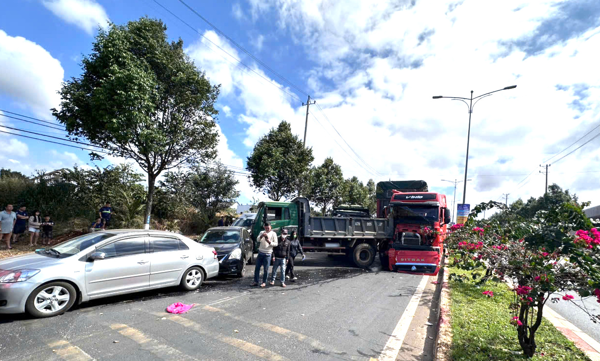 Đắk Lắk: Tai nạn liên hoàn trên đường tránh Tây Buôn Ma Thuột, 7 xe hư hỏng- Ảnh 1. Đắk Lắk: Tai nạn liên hoàn trên đường tránh Tây Buôn Ma Thuột, 7 xe hư hỏng- Ảnh 1.