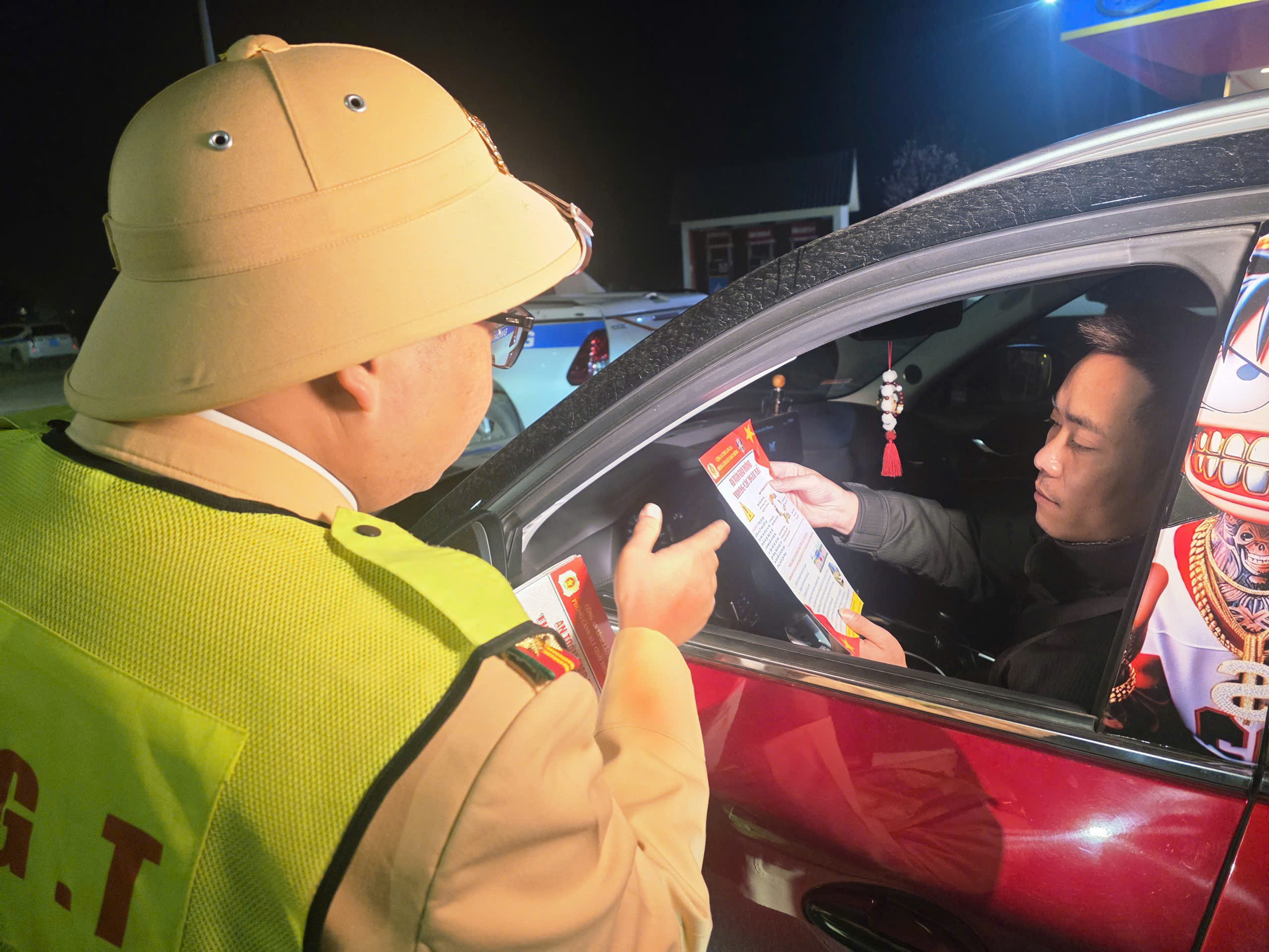 CSGT L&agrave;o Cai siết an to&agrave;n giao th&ocirc;ng xe kh&aacute;ch dịp cuối năm tr&ecirc;n QL4D- Ảnh 3.