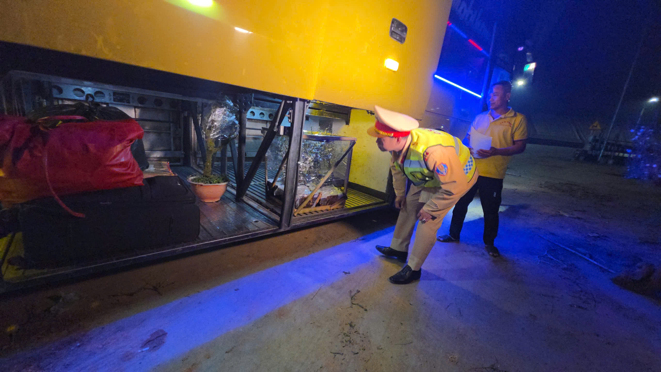 CSGT L&agrave;o Cai siết an to&agrave;n giao th&ocirc;ng xe kh&aacute;ch dịp cuối năm tr&ecirc;n QL4D- Ảnh 4.