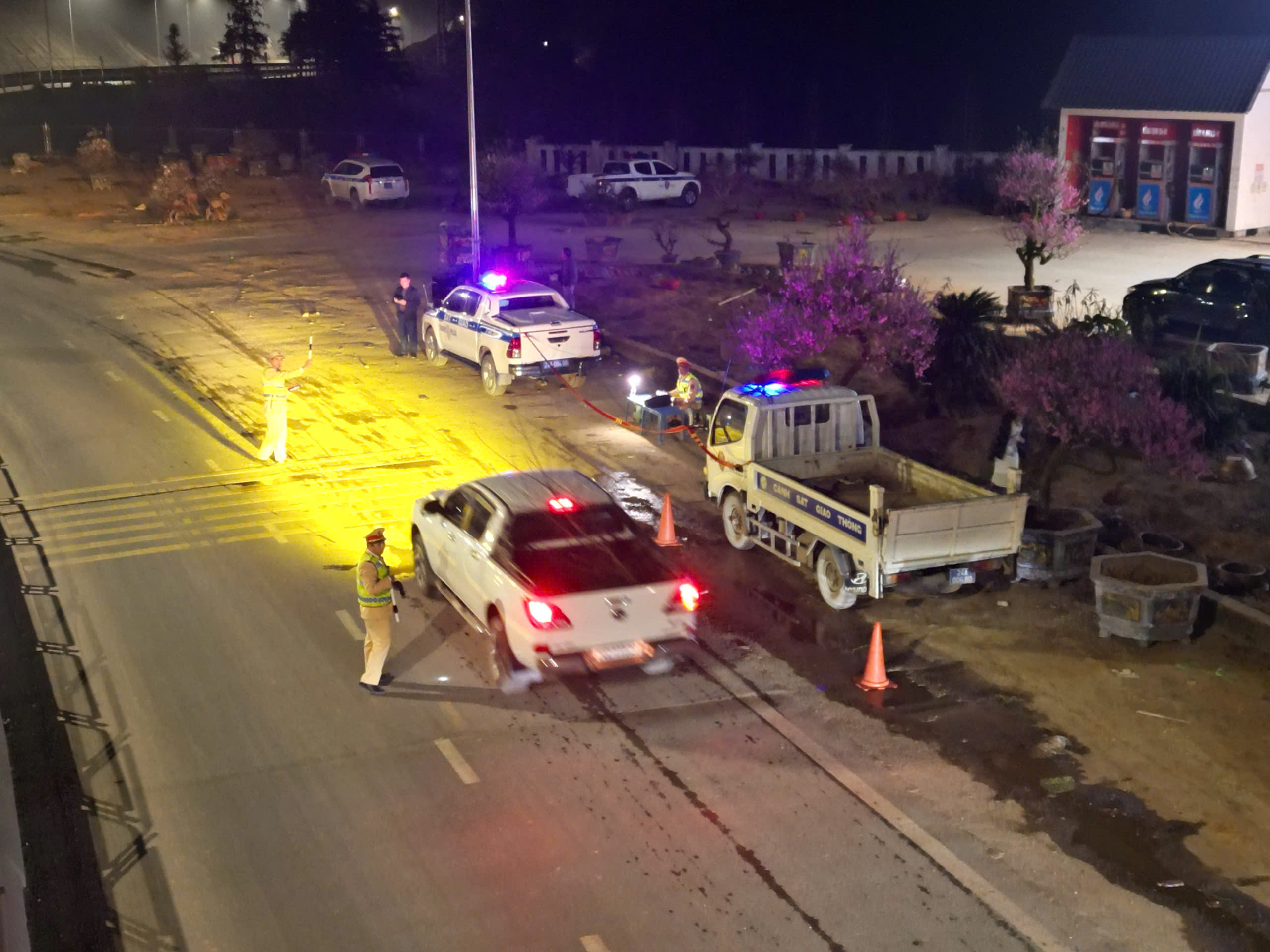 CSGT L&agrave;o Cai siết an to&agrave;n giao th&ocirc;ng xe kh&aacute;ch dịp cuối năm tr&ecirc;n QL4D- Ảnh 9.