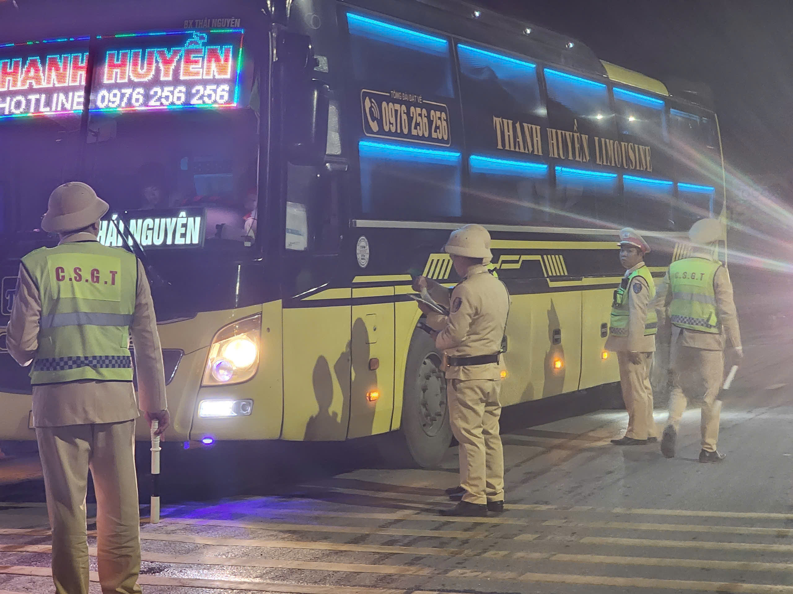 CSGT L&agrave;o Cai siết an to&agrave;n giao th&ocirc;ng xe kh&aacute;ch dịp cuối năm tr&ecirc;n QL4D- Ảnh 8.