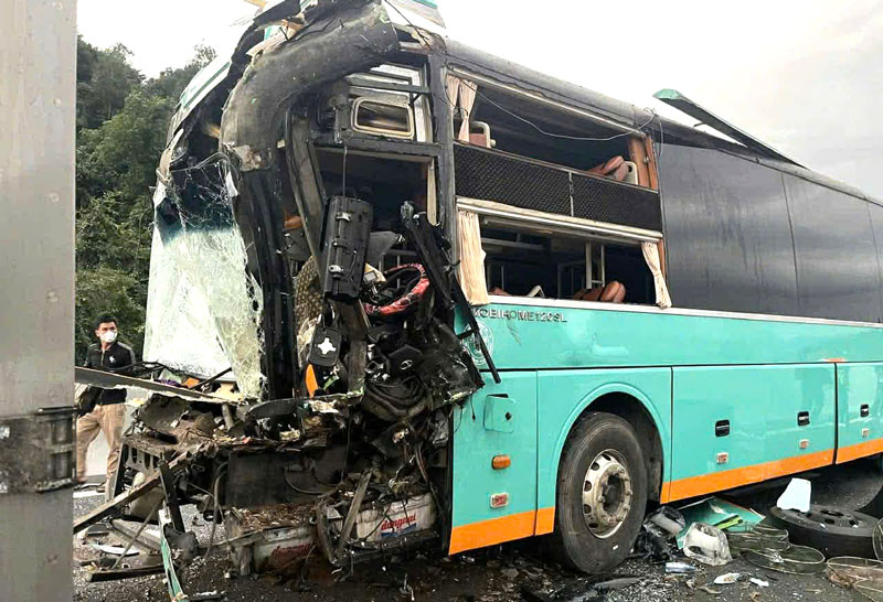 Hiện trường vụ tai nạn li&ecirc;n ho&agrave;n tr&ecirc;n cao tốc V&acirc;n Phong - Nha Trang.