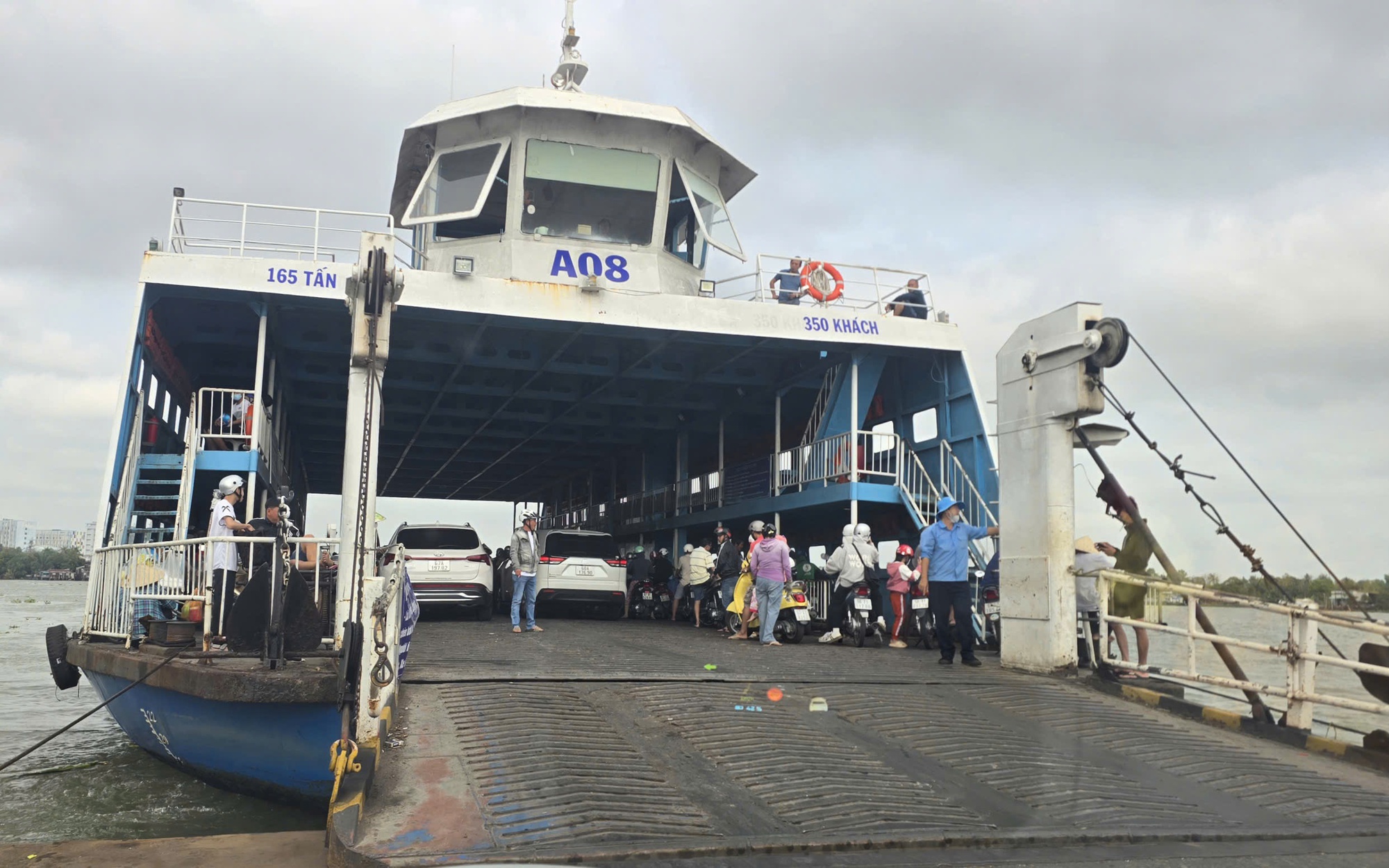 Công an An Giang lập điểm hỗ trợ, đổ xăng và vá xe miễn phí cho bà con về quê- Ảnh 6. Các bến phà An Giang vận hành hết công suất trong cao điểm Tết Bính Ngọ