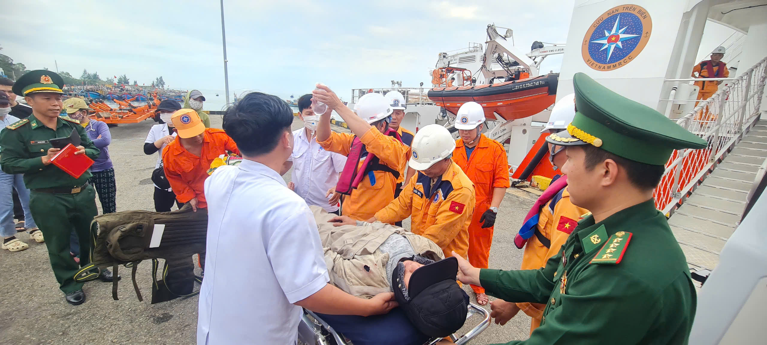 Giữ mạch sống trên biển: 95 người được cứu trong tháng đầu năm- Ảnh 1. Giữ mạch sống trên biển: 95 người được cứu trong tháng đầu năm- Ảnh 1.