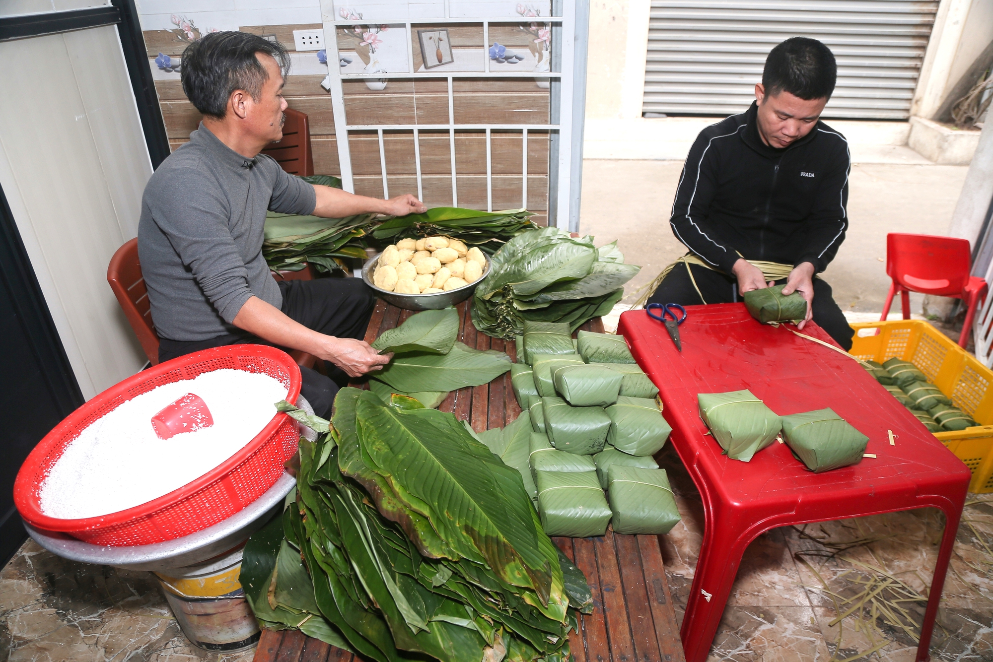 L&agrave;ng b&aacute;nh chưng gần trăm tuổi xứ Nghệ rộn r&agrave;ng v&agrave;o vụ Tết- Ảnh 1.