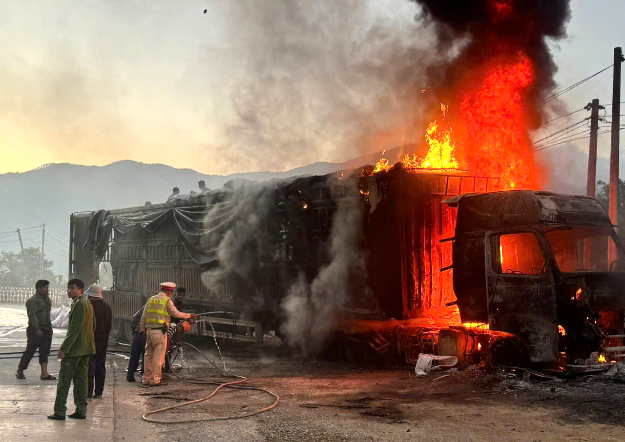Quảng Ng&atilde;i: Xe đầu k&eacute;o ph&aacute;t hỏa ch&aacute;y ng&ugrave;n ngụt tr&ecirc;n đ&egrave;o L&ograve; Xo- Ảnh 1.