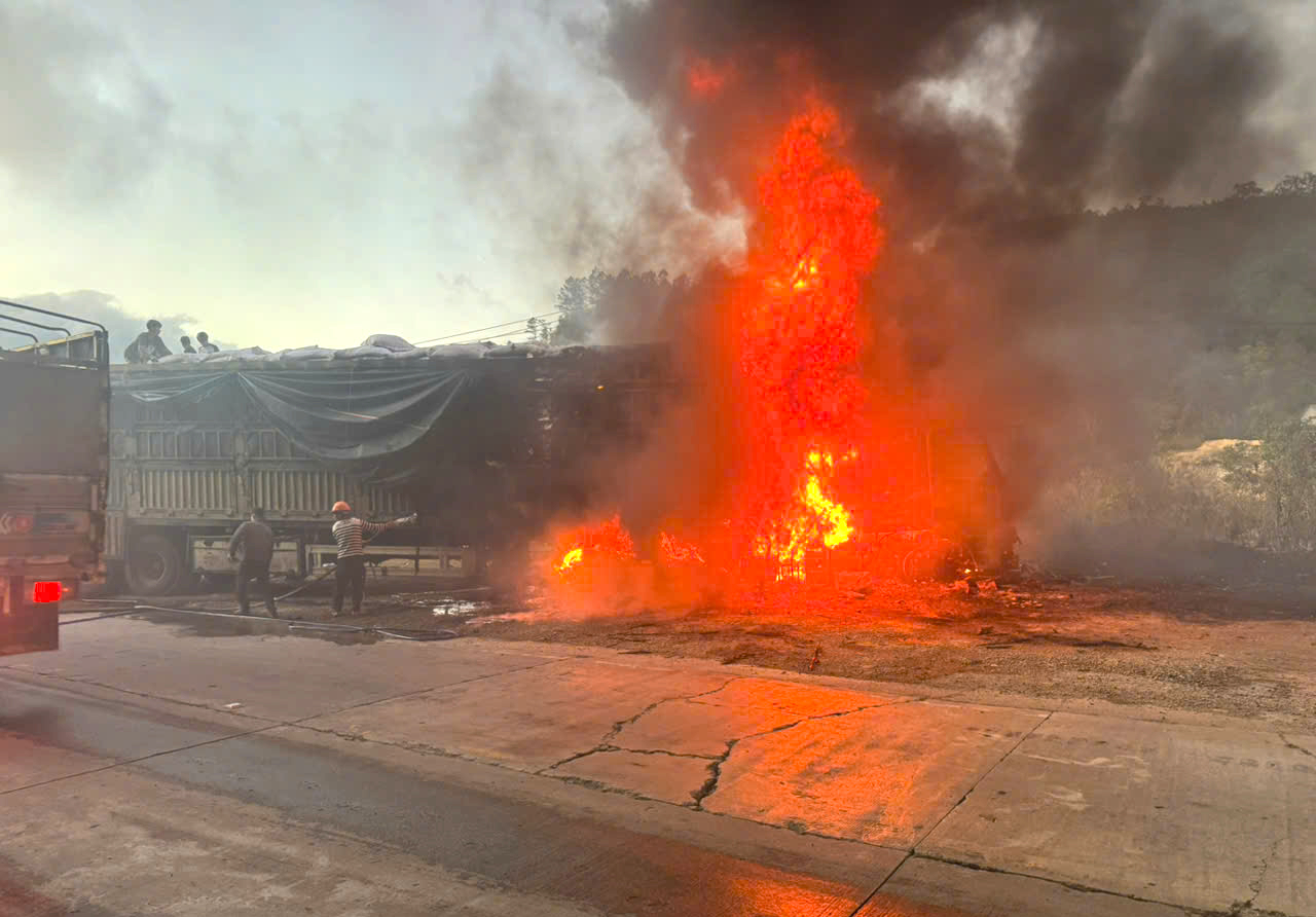 Quảng Ng&atilde;i: Xe đầu k&eacute;o ph&aacute;t hỏa ch&aacute;y ng&ugrave;n ngụt tr&ecirc;n đ&egrave;o L&ograve; Xo- Ảnh 2.