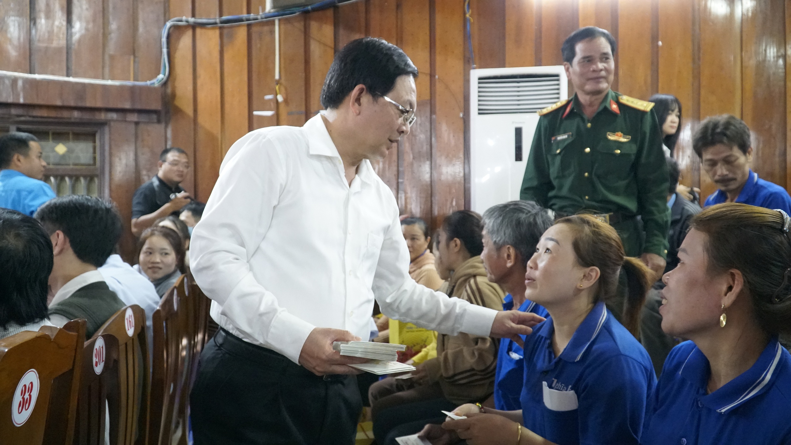 Ph&oacute; Thủ tướng Hồ Quốc Dũng: Mong b&agrave; con v&ugrave;ng rốn lũ vươn l&ecirc;n, đ&oacute;n Tết đầm ấm- Ảnh 9.