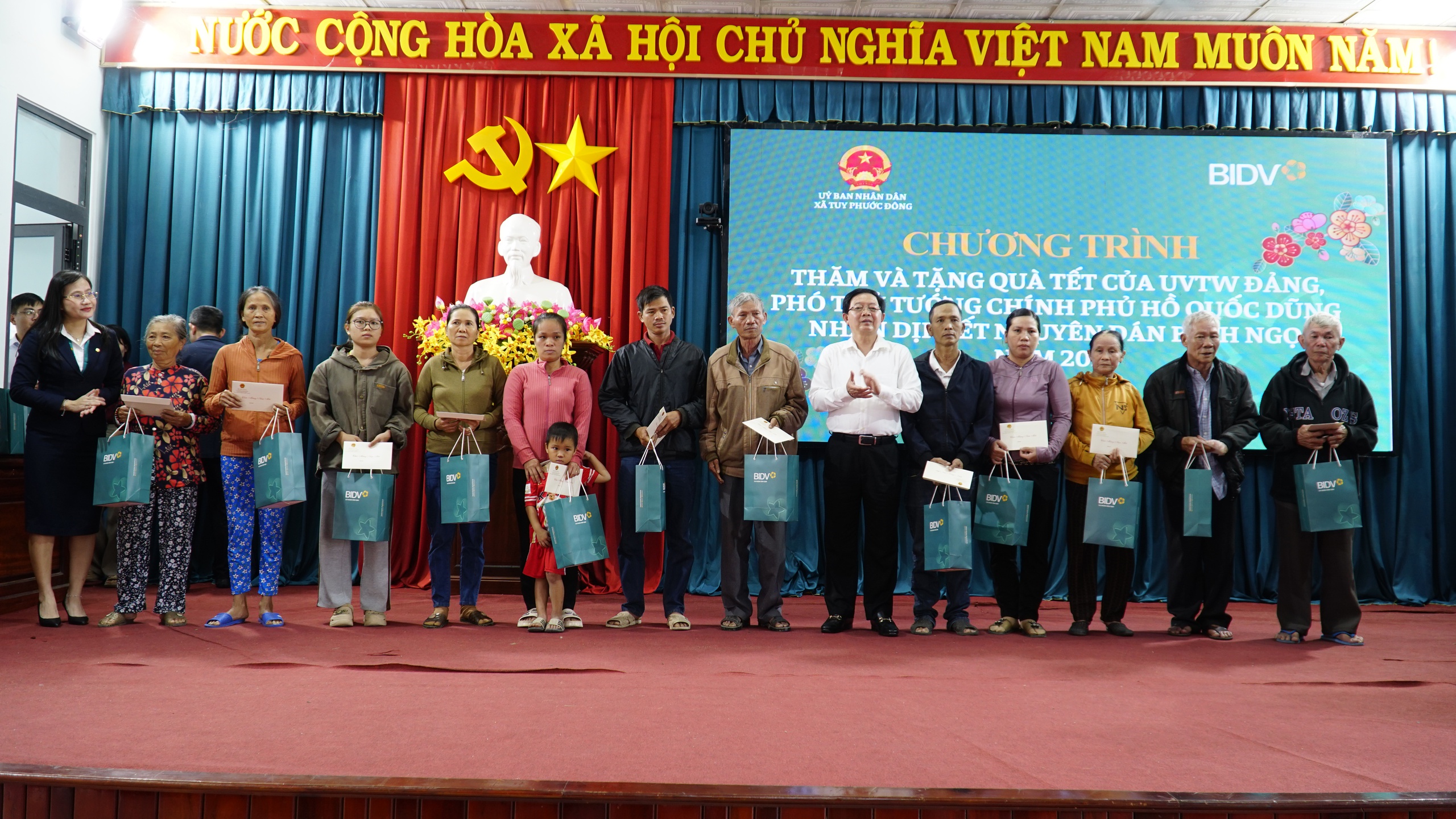 Ph&oacute; Thủ tướng Hồ Quốc Dũng: Mong b&agrave; con v&ugrave;ng rốn lũ vươn l&ecirc;n, đ&oacute;n Tết đầm ấm- Ảnh 10.