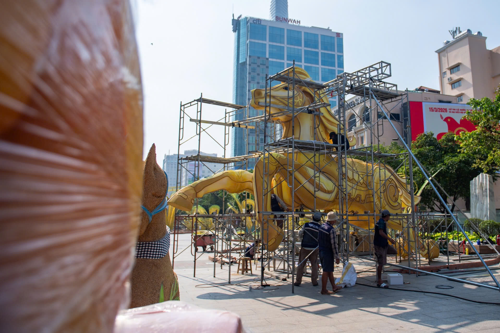 Ngựa Th&aacute;nh Gi&oacute;ng đ&atilde; &ldquo;cất v&oacute;&rdquo; giữa đường hoa Nguyễn Huệ- Ảnh 5.