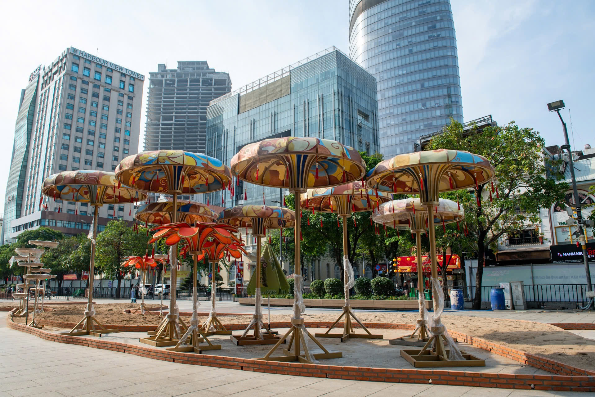 Ngựa Th&aacute;nh Gi&oacute;ng đ&atilde; &ldquo;cất v&oacute;&rdquo; giữa đường hoa Nguyễn Huệ- Ảnh 4.