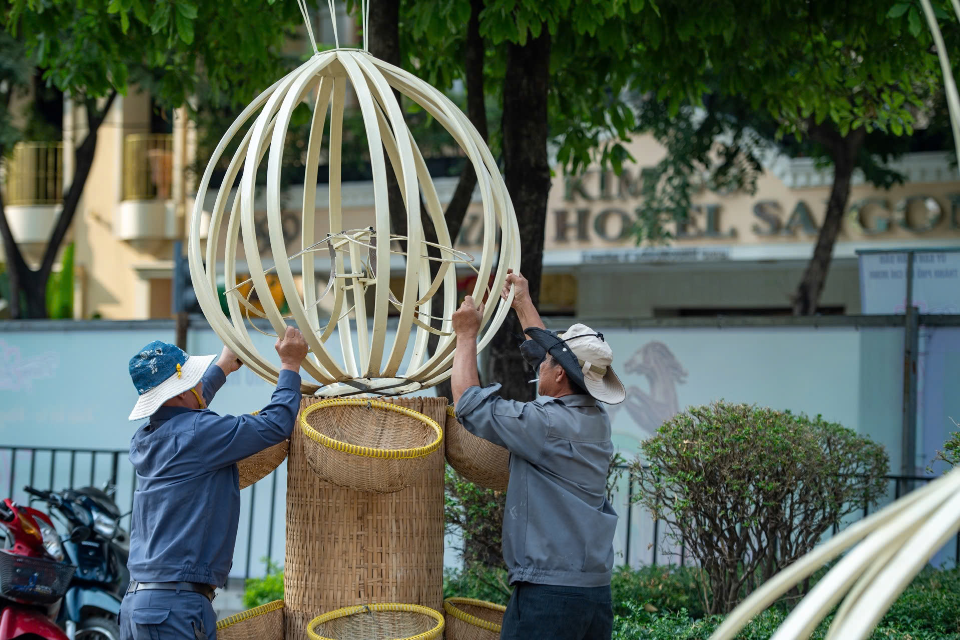 Ngựa Th&aacute;nh Gi&oacute;ng đ&atilde; &ldquo;cất v&oacute;&rdquo; giữa đường hoa Nguyễn Huệ- Ảnh 14.