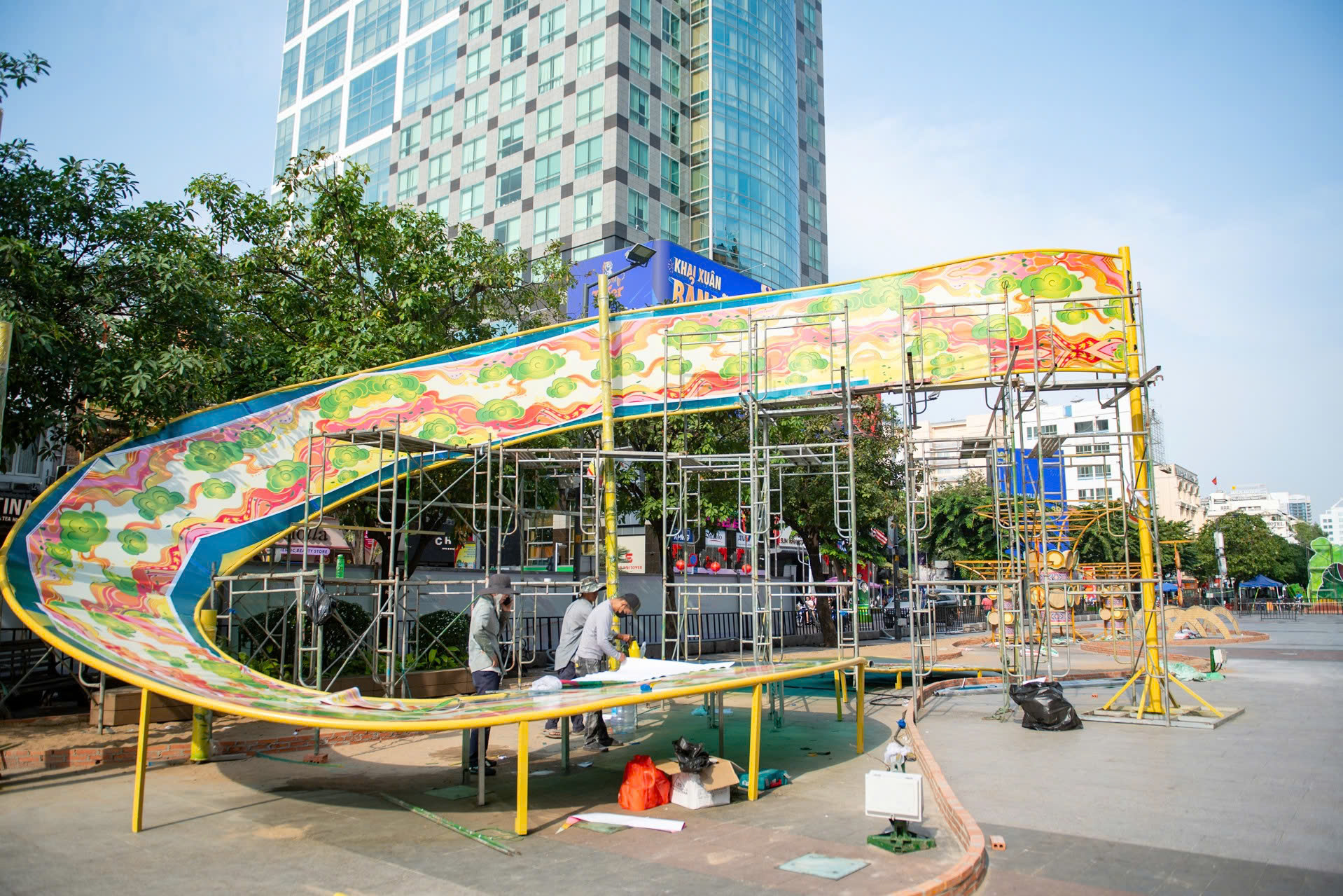 Ngựa Th&aacute;nh Gi&oacute;ng đ&atilde; &ldquo;cất v&oacute;&rdquo; giữa đường hoa Nguyễn Huệ- Ảnh 3.