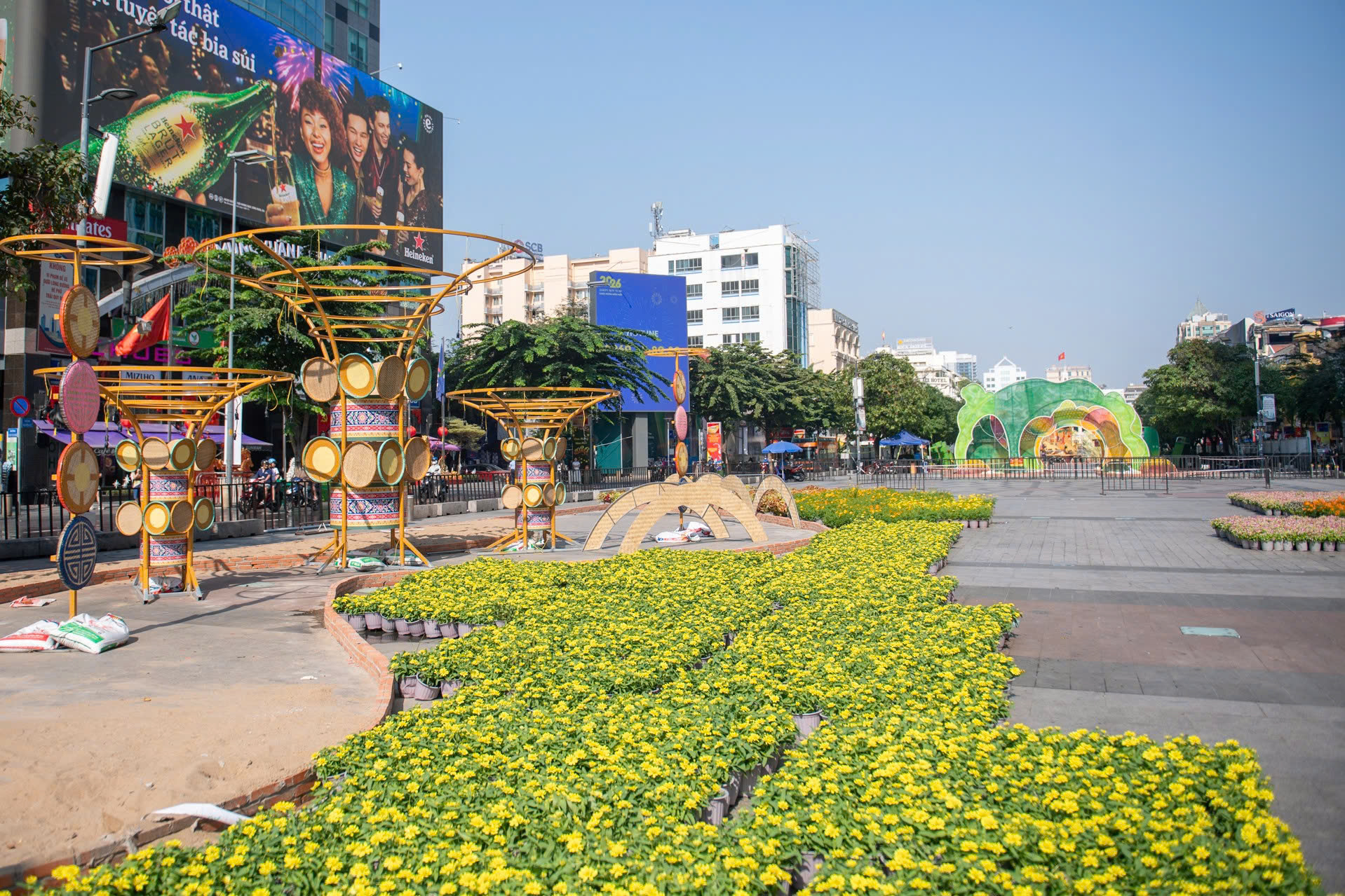 Ngựa Th&aacute;nh Gi&oacute;ng đ&atilde; &ldquo;cất v&oacute;&rdquo; giữa đường hoa Nguyễn Huệ- Ảnh 19.