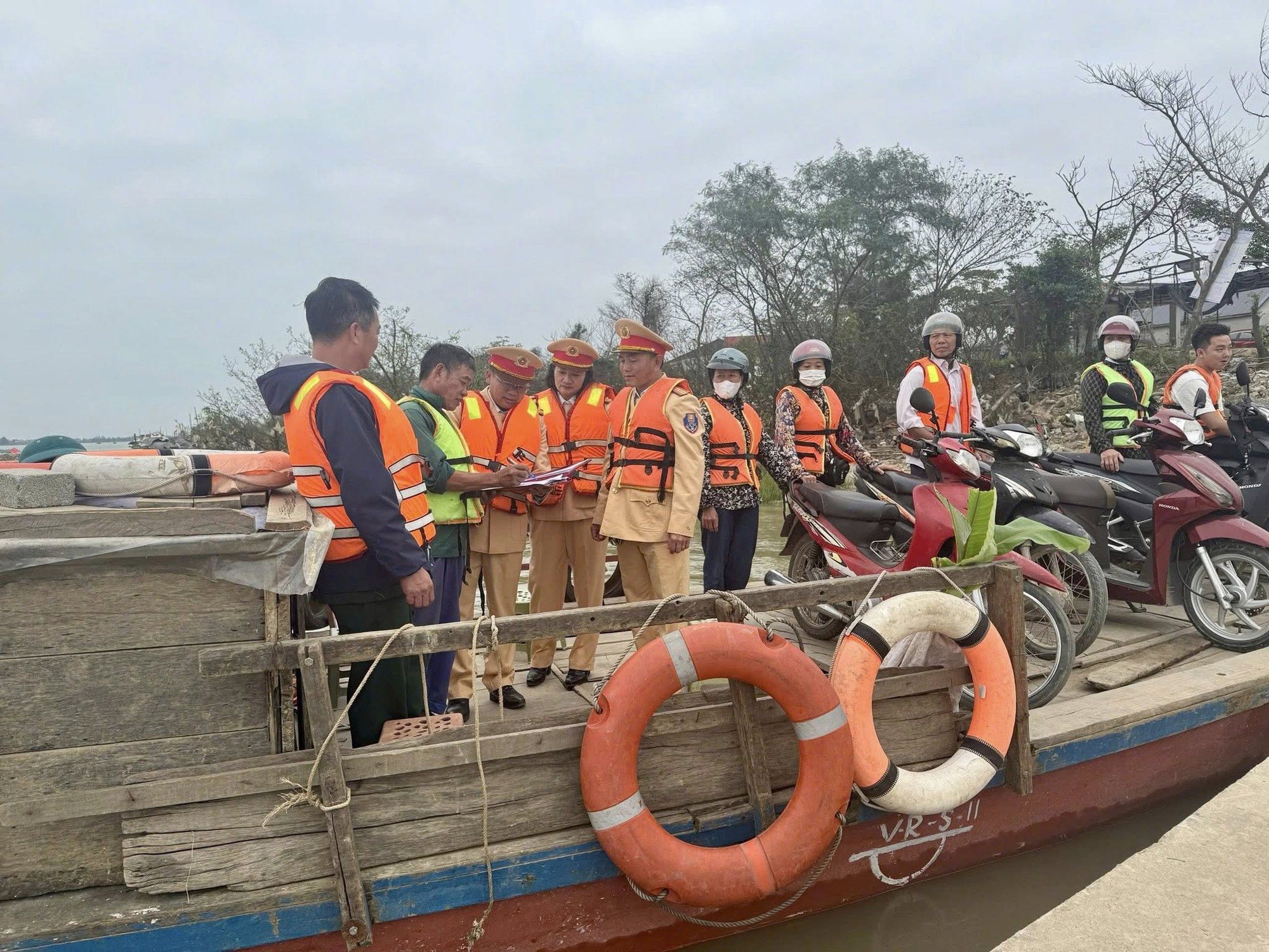 H&agrave; Tĩnh: Đồng loạt ra qu&acirc;n giữ b&igrave;nh y&ecirc;n những cung đường m&ugrave;a xu&acirc;n- Ảnh 3.