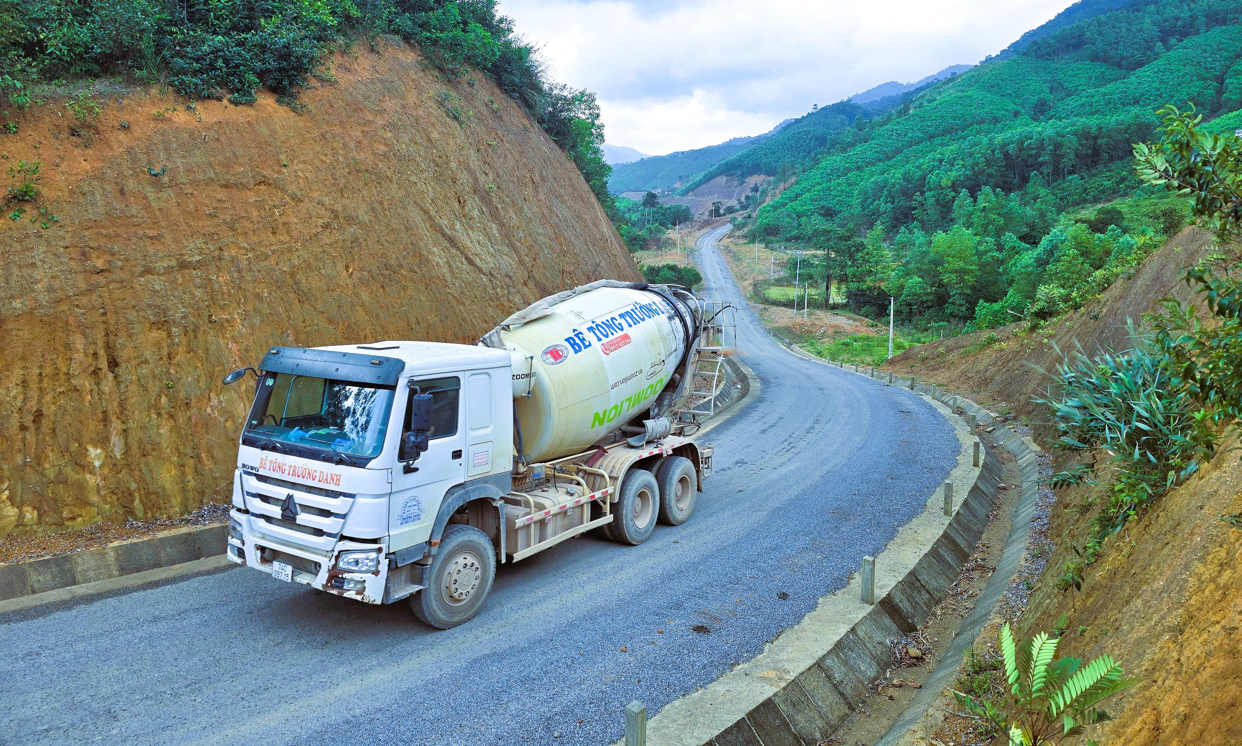 Cận cảnh tuyến nối hai nhánh đường Hồ Chí Minh vừa được lùi hạn hoàn thành sang 2026- Ảnh 1. Cận cảnh tuyến nối hai nhánh đường Hồ Chí Minh vừa được lùi hạn hoàn thành sang 2026- Ảnh 1.