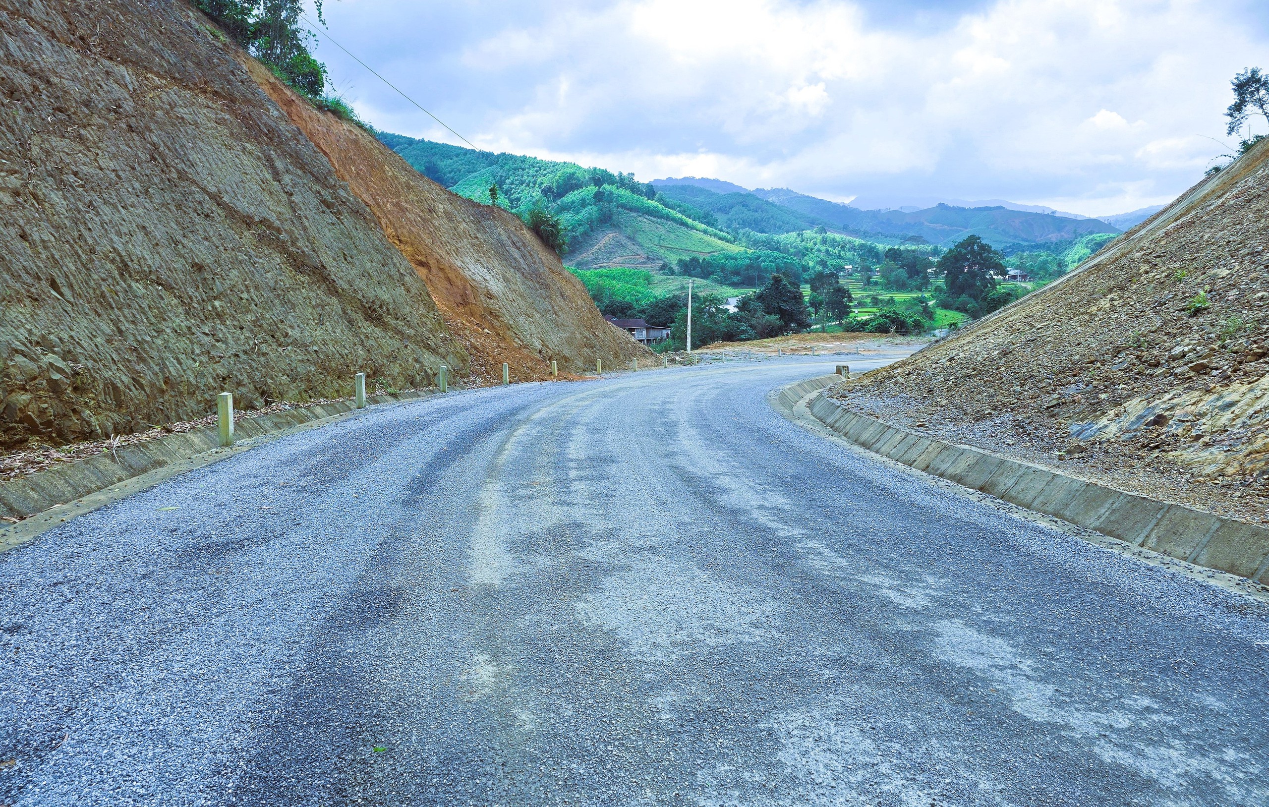 Cận cảnh tuyến nối hai nhánh đường Hồ Chí Minh vừa được lùi hạn hoàn thành sang 2026- Ảnh 10. Cận cảnh tuyến nối hai nhánh đường Hồ Chí Minh vừa được lùi hạn hoàn thành sang 2026- Ảnh 10.