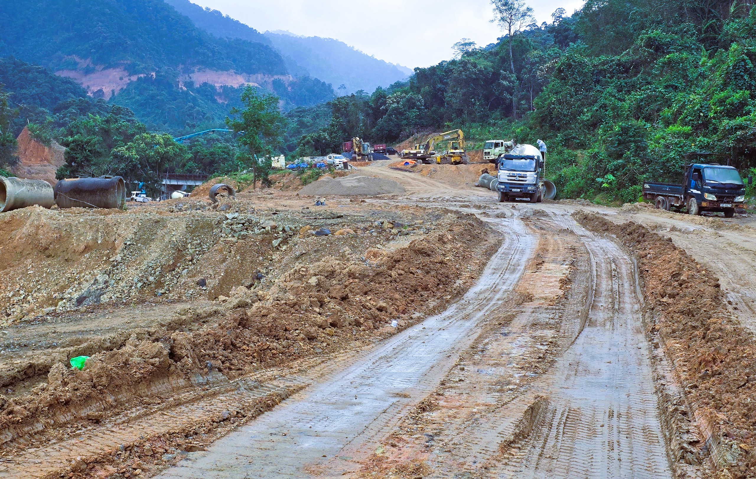 Cận cảnh tuyến nối hai nhánh đường Hồ Chí Minh vừa được lùi hạn hoàn thành sang 2026- Ảnh 12. Cận cảnh tuyến nối hai nhánh đường Hồ Chí Minh vừa được lùi hạn hoàn thành sang 2026- Ảnh 12.
