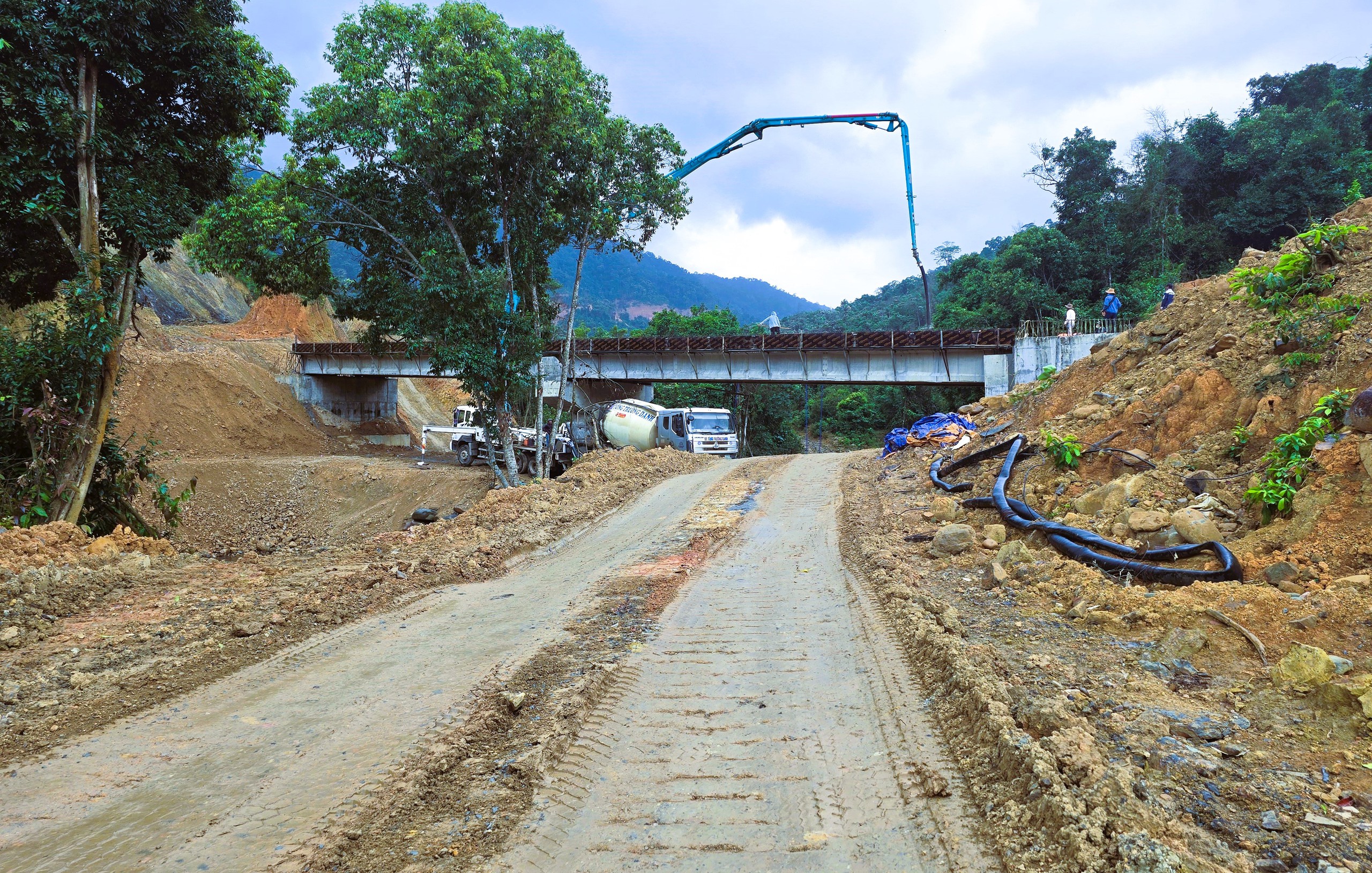 Cận cảnh tuyến nối hai nhánh đường Hồ Chí Minh vừa được lùi hạn hoàn thành sang 2026- Ảnh 13. Cận cảnh tuyến nối hai nhánh đường Hồ Chí Minh vừa được lùi hạn hoàn thành sang 2026- Ảnh 13.