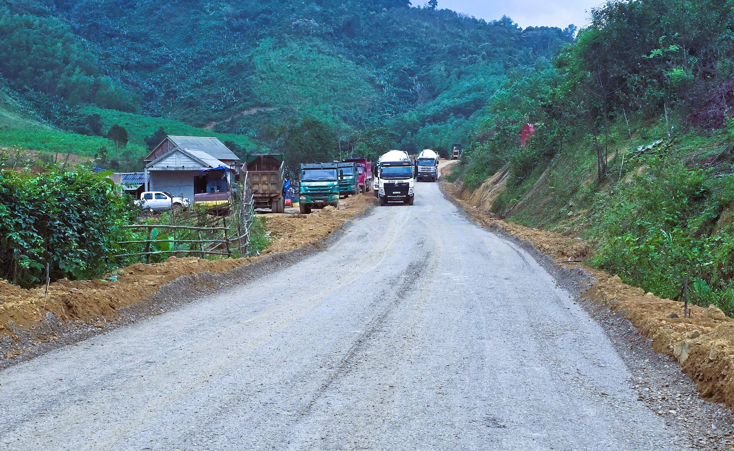 Cận cảnh tuyến nối hai nhánh đường Hồ Chí Minh vừa được lùi hạn hoàn thành sang 2026- Ảnh 2. Cận cảnh tuyến nối hai nhánh đường Hồ Chí Minh vừa được lùi hạn hoàn thành sang 2026- Ảnh 2.