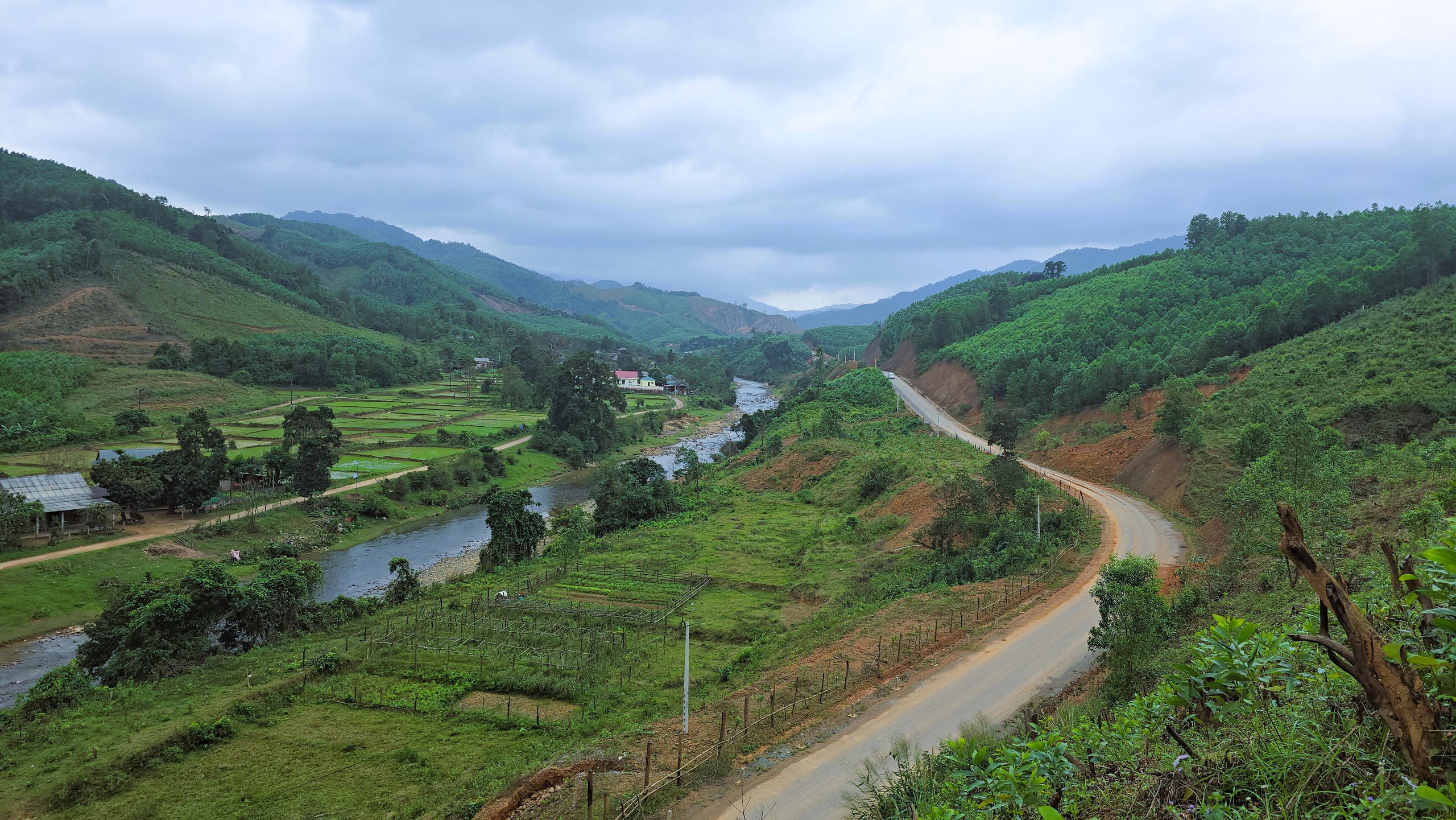 Cận cảnh tuyến nối hai nhánh đường Hồ Chí Minh vừa được lùi hạn hoàn thành sang 2026- Ảnh 3. Cận cảnh tuyến nối hai nhánh đường Hồ Chí Minh vừa được lùi hạn hoàn thành sang 2026- Ảnh 3.