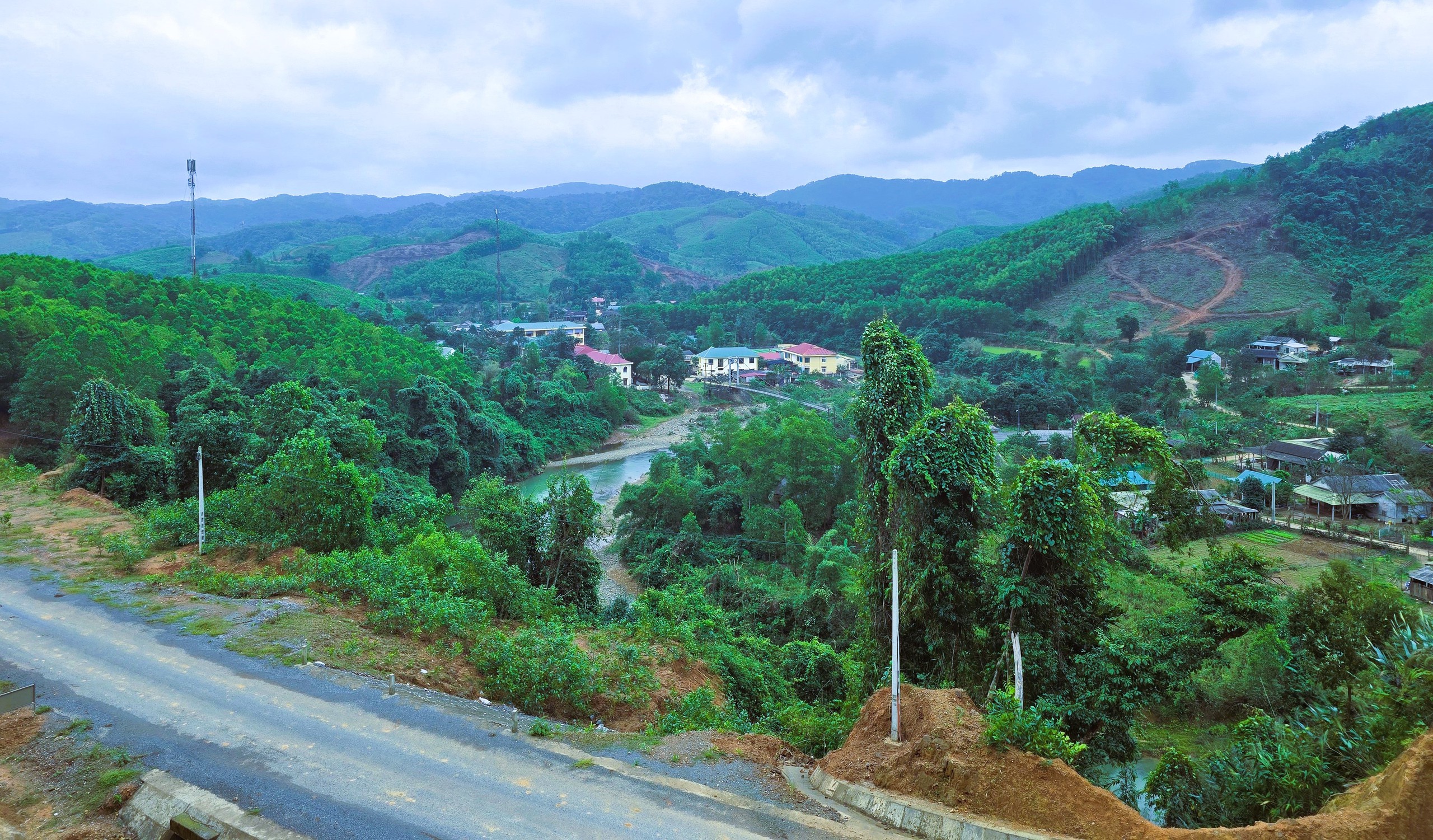 Cận cảnh tuyến nối hai nhánh đường Hồ Chí Minh vừa được lùi hạn hoàn thành sang 2026- Ảnh 4. Cận cảnh tuyến nối hai nhánh đường Hồ Chí Minh vừa được lùi hạn hoàn thành sang 2026- Ảnh 4.