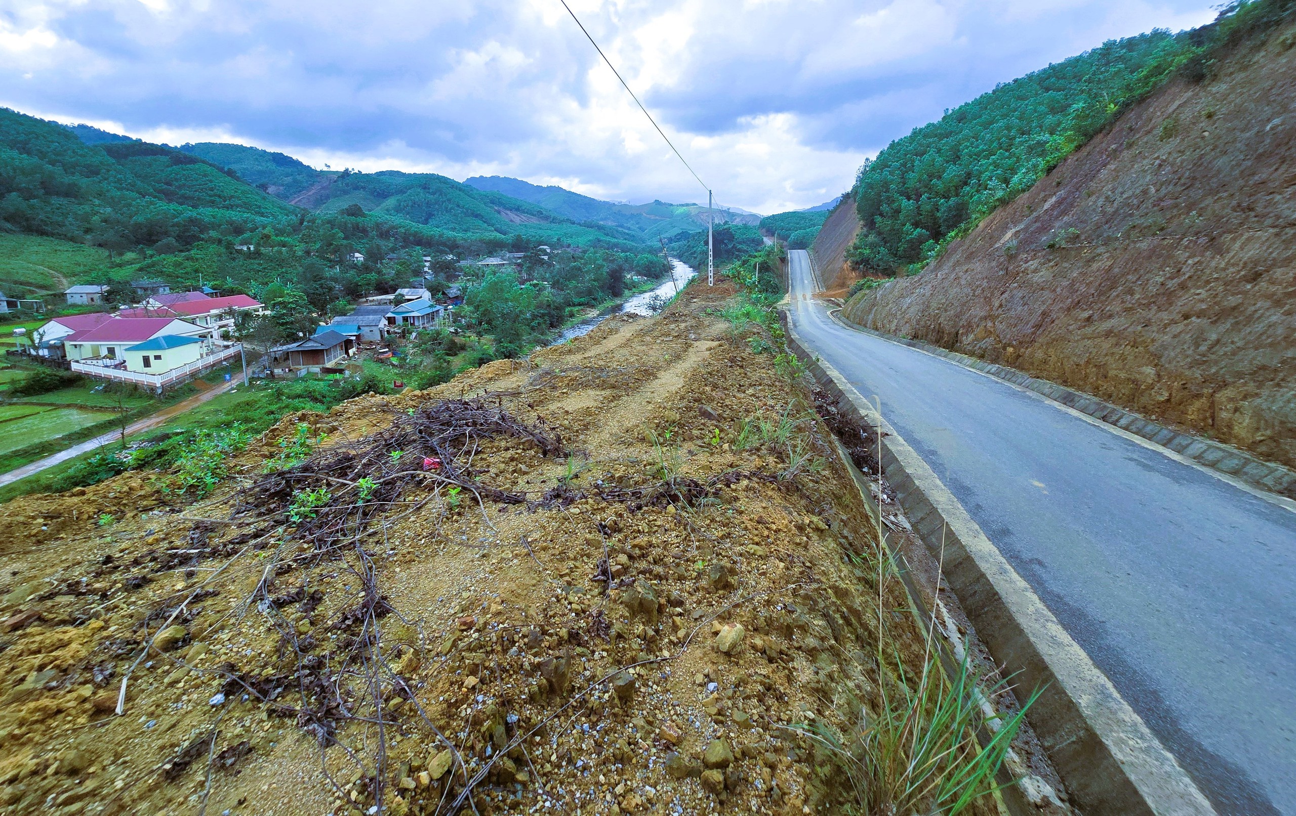 Cận cảnh tuyến nối hai nhánh đường Hồ Chí Minh vừa được lùi hạn hoàn thành sang 2026- Ảnh 8. Cận cảnh tuyến nối hai nhánh đường Hồ Chí Minh vừa được lùi hạn hoàn thành sang 2026- Ảnh 8.