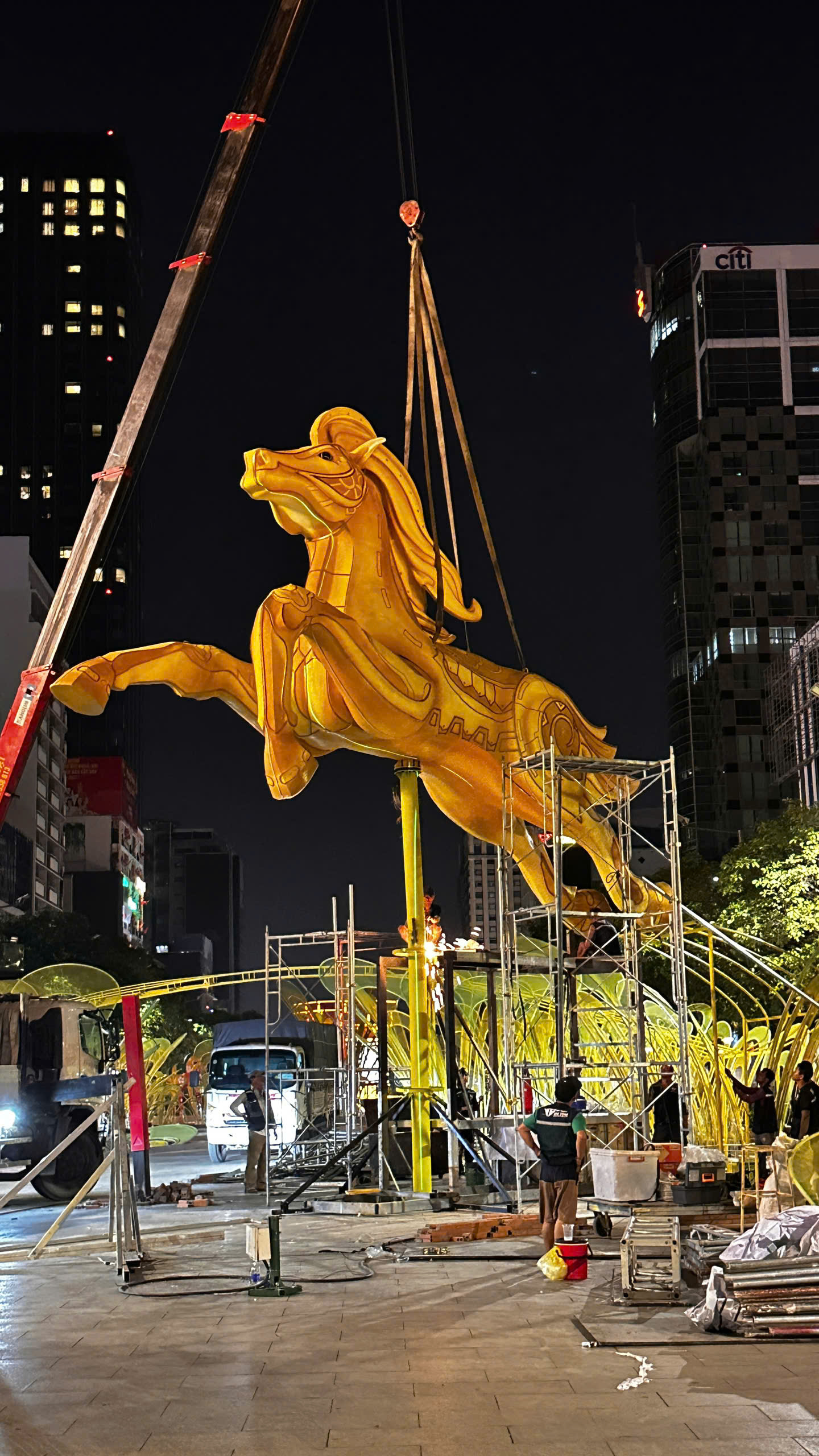 Ngựa Th&aacute;nh Gi&oacute;ng đ&atilde; &ldquo;cất v&oacute;&rdquo; giữa đường hoa Nguyễn Huệ- Ảnh 6.