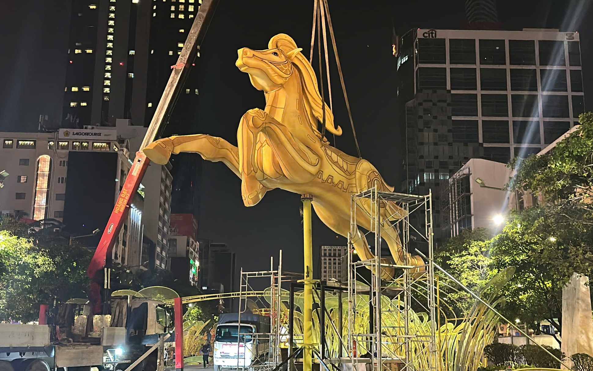 Ngựa Th&aacute;nh Gi&oacute;ng đ&atilde; &ldquo;cất v&oacute;&rdquo; giữa đường hoa Nguyễn Huệ