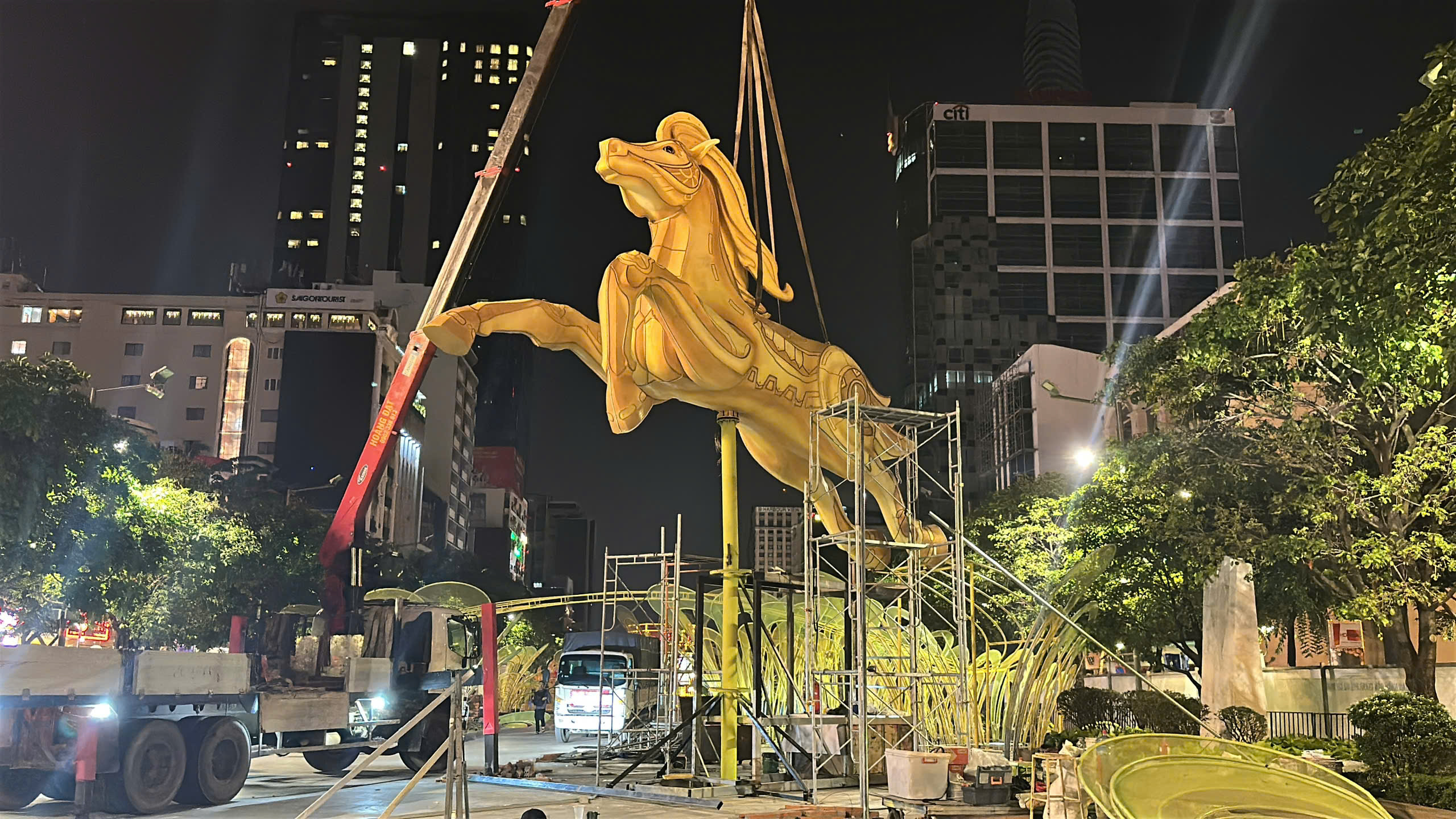 Ngựa Th&aacute;nh Gi&oacute;ng đ&atilde; &ldquo;cất v&oacute;&rdquo; giữa đường hoa Nguyễn Huệ- Ảnh 7.