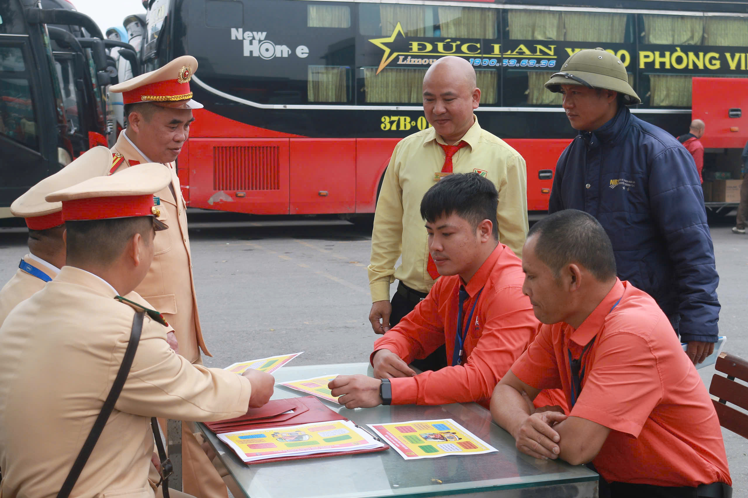 Hà Nội: Xử lý hơn 200 xe khách vi phạm, đảm bảo an toàn dịp cận Tết Nguyên đán- Ảnh 5. Hà Nội: Xử lý hơn 200 xe khách vi phạm, đảm bảo an toàn dịp cận Tết Nguyên đán- Ảnh 5.
